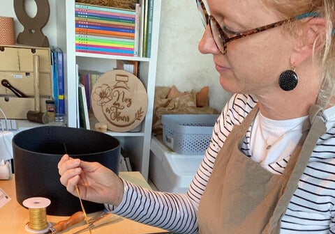 Artisane parfumeur Valérie Paquet entrain de travailler son savoir-faire