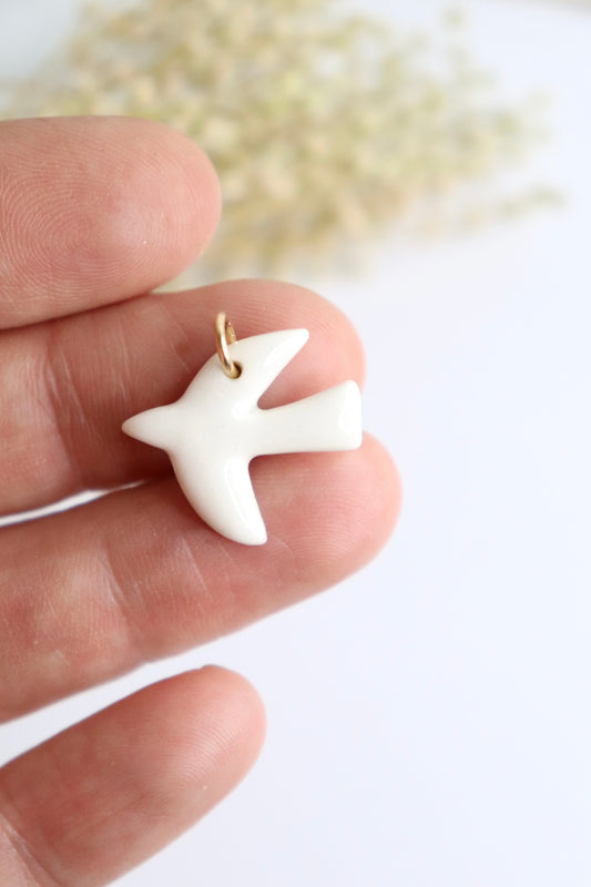 Pendentif breloque oiseau en porcelaine