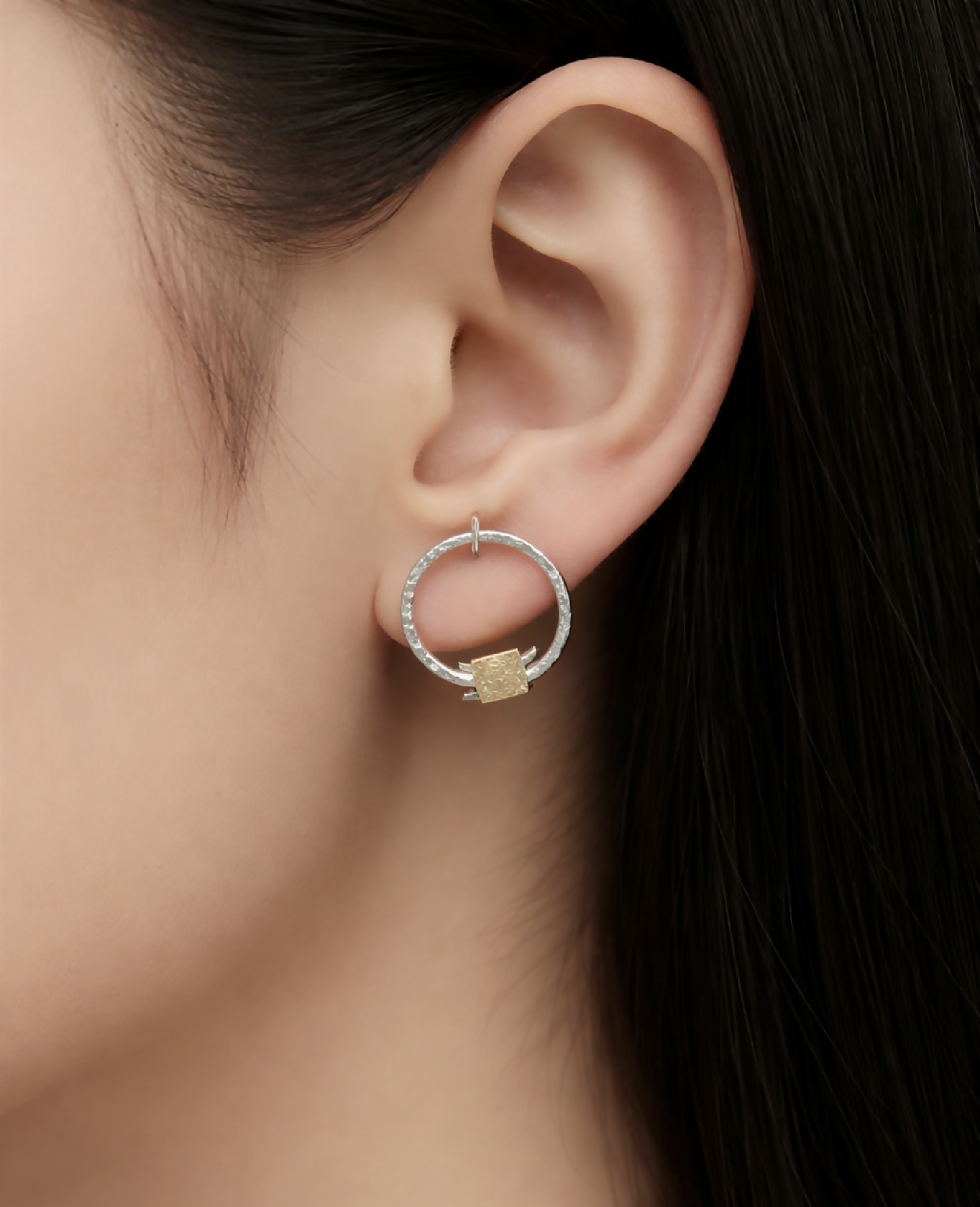 Boucles d’oreilles créoles argentées avec pastille carrée dorée portées, profil