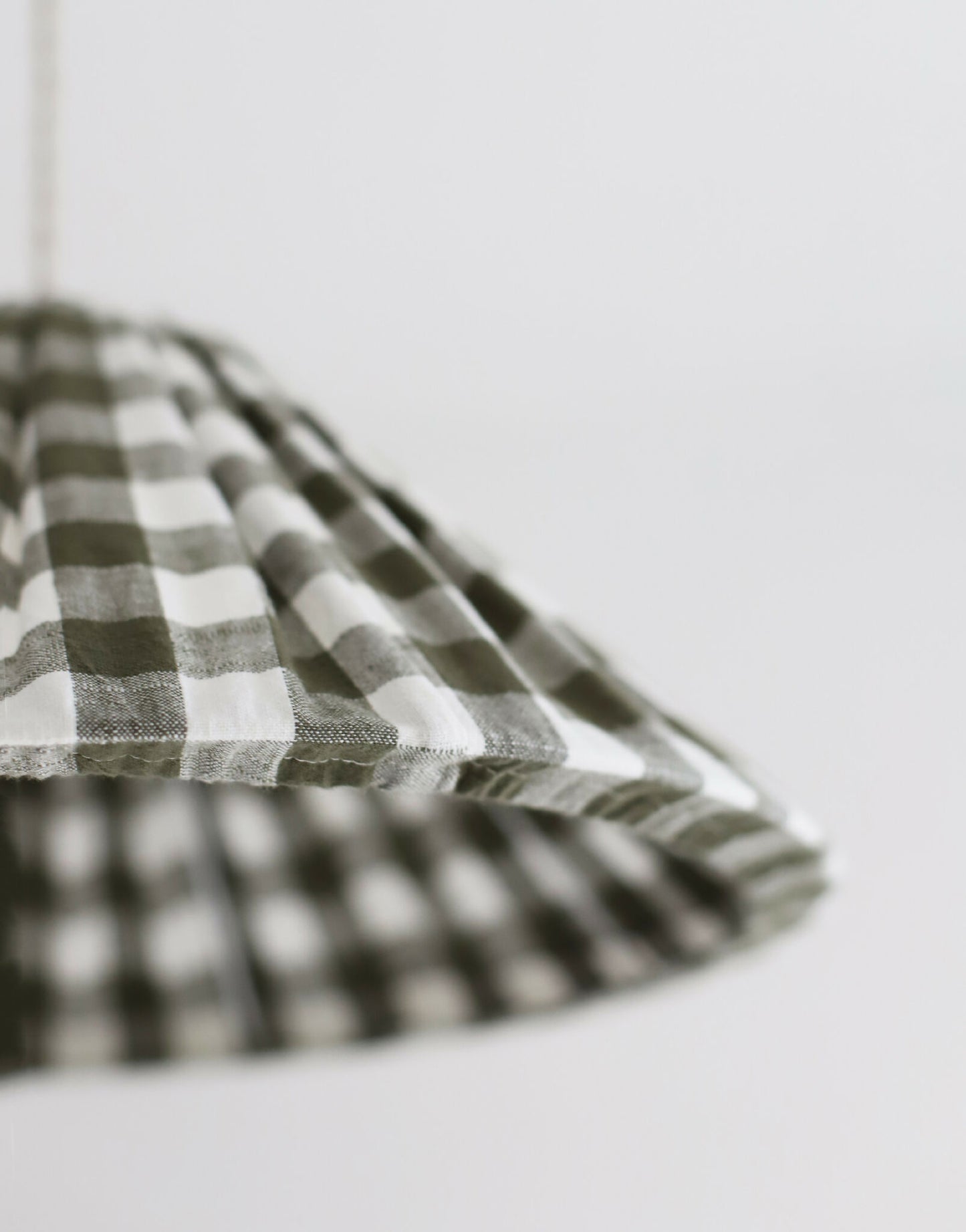 Suspension conique Malala vert kaki : abat-jour maxi vichy pour un intérieur chaleureux