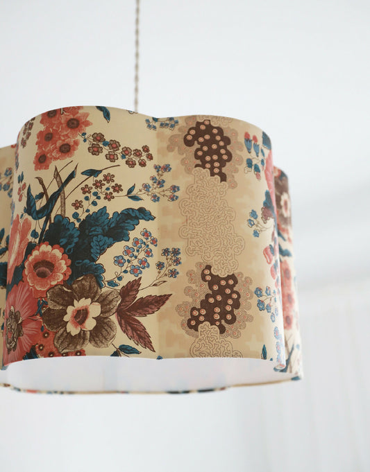 Abat-jour suspension forme fleur, motif fleurs roses, bleues et beiges sur tissu