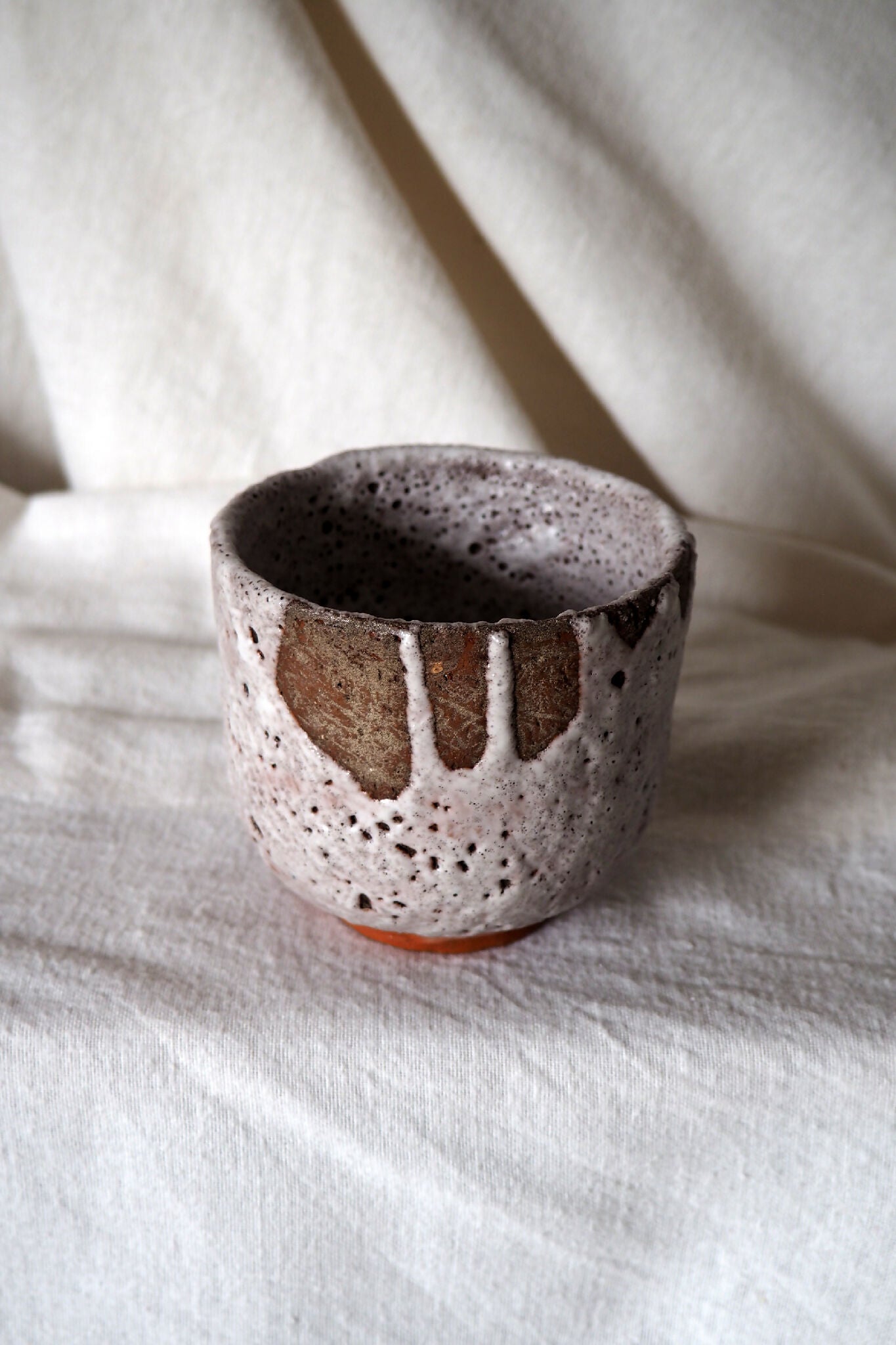 Tasse en faïence texturée