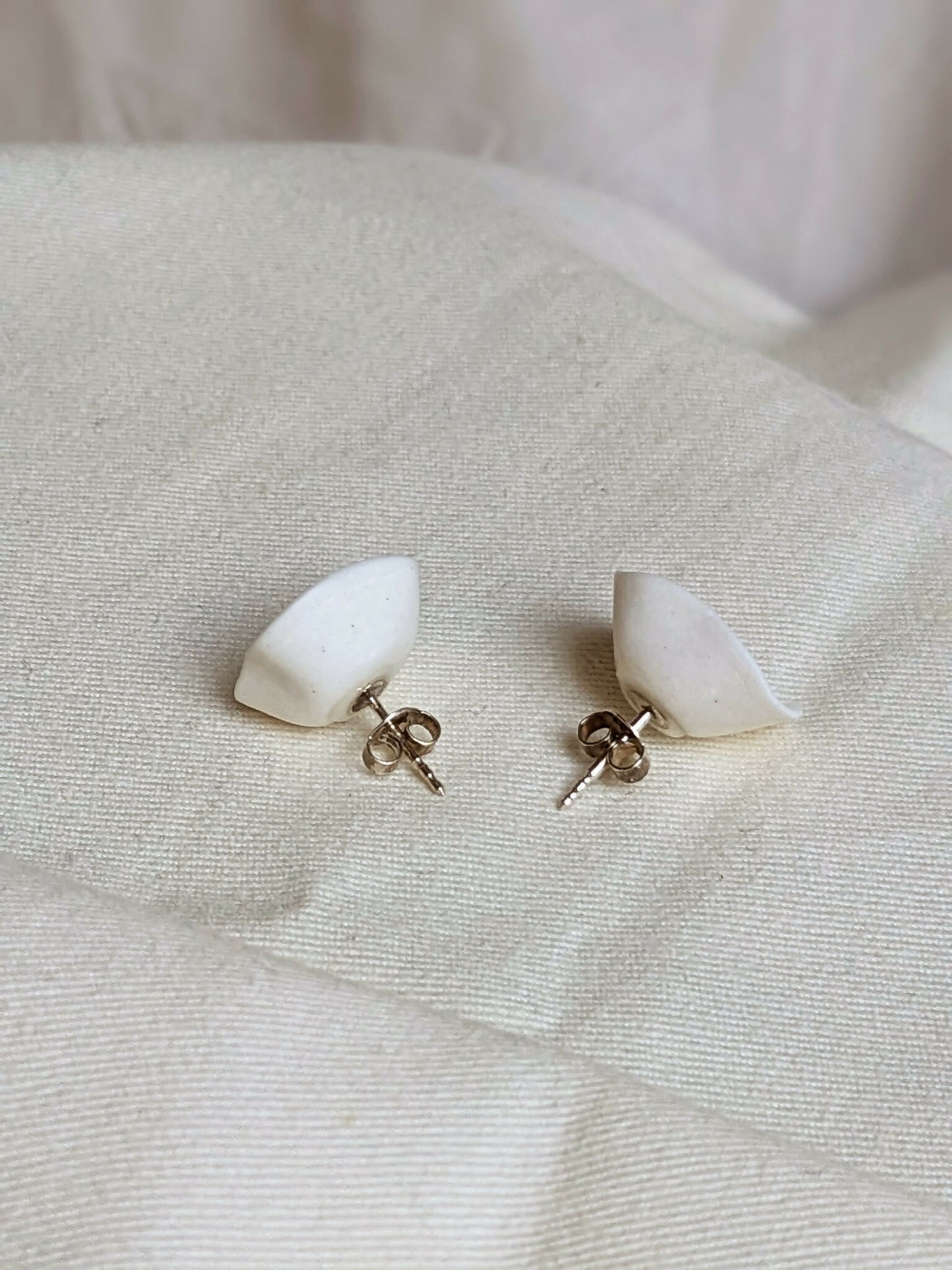 Boucles d’oreilles puces “Élise” en porcelaine et argent 925