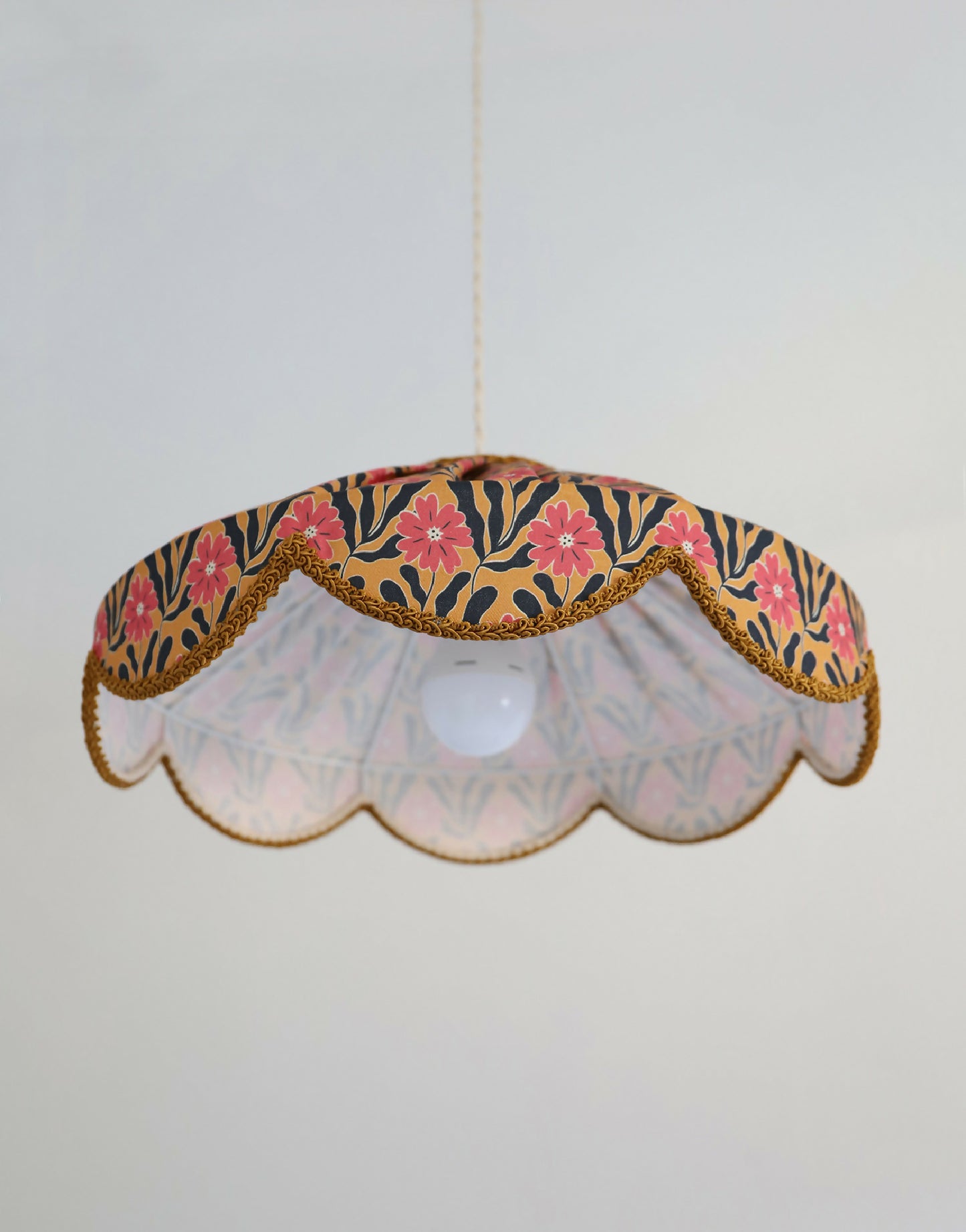 Suspension "Cosette" en Tissu Floral Goa - Abat-jour Festonné Style Vintage Made in France