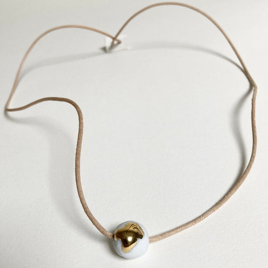 Collier goutte d'or en porcelaine