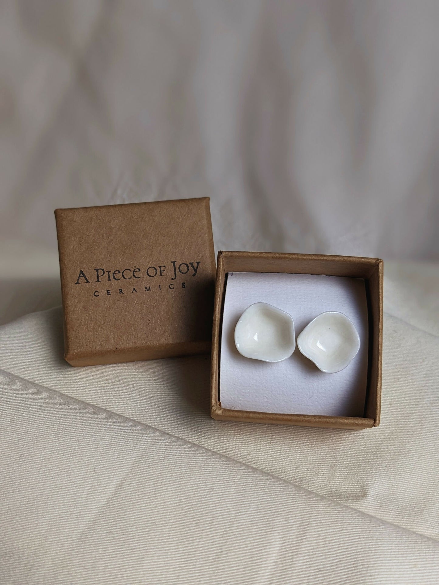 Boucles d’oreilles puces “Élise” en porcelaine et argent 925