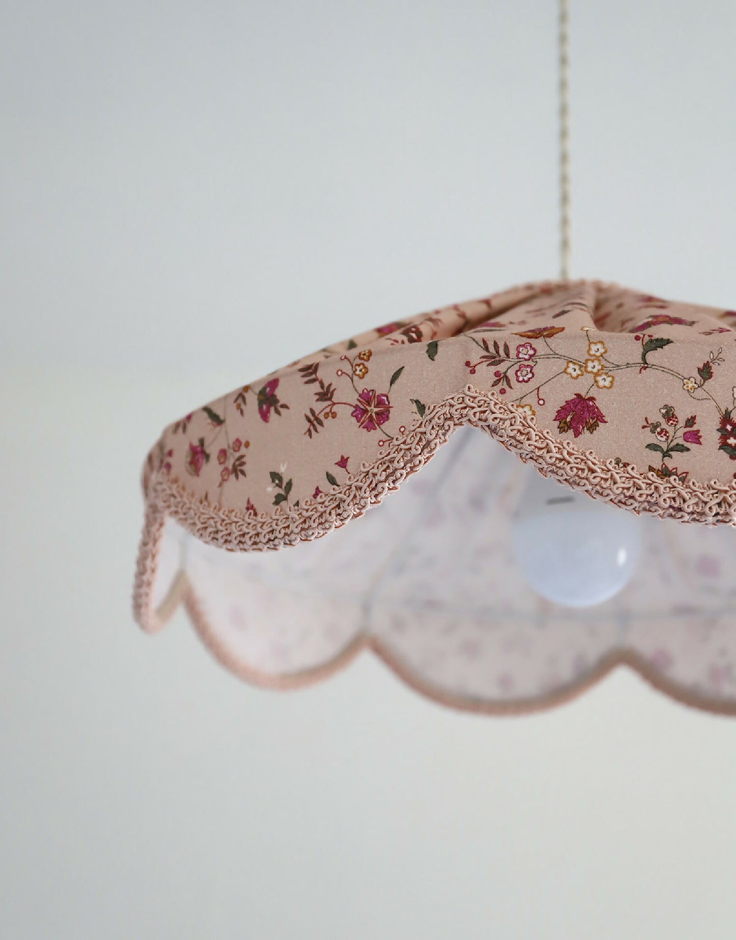 Suspension "Cosette" en Tissu Floral Jaipur Flowers - Abat-jour Festonné Style Vintage Made in France