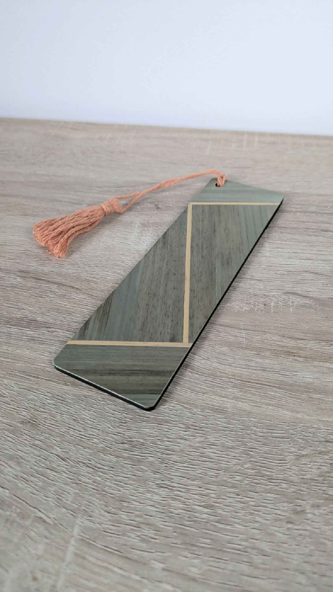 Marque-page en marqueterie paille kaki et beige, avec pampille orange
