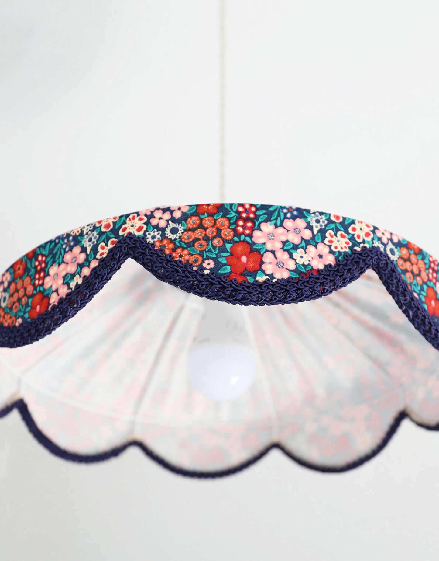 Suspension "Cosette" en Tissu Floral Mille Fleurs - Abat-jour Festonné Style Vintage Made in France