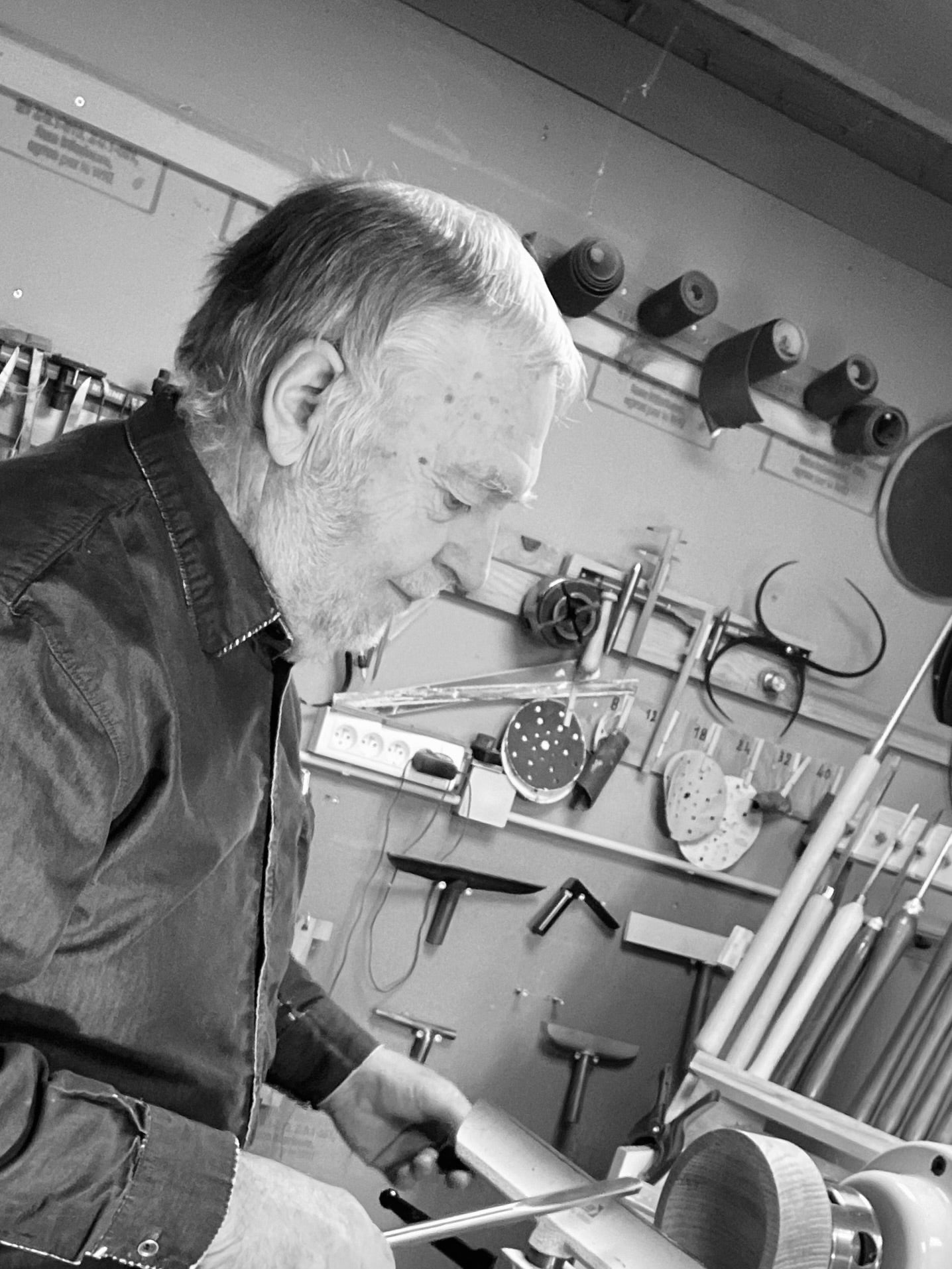 Artiste sculpteur dans son atelier français