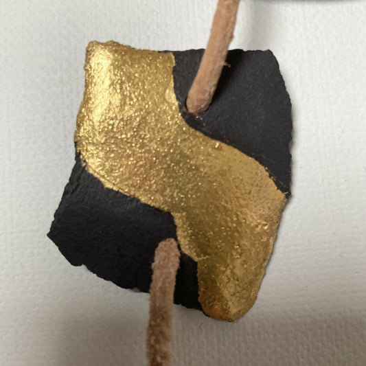 Collier cercle d'or en porcelaine noire