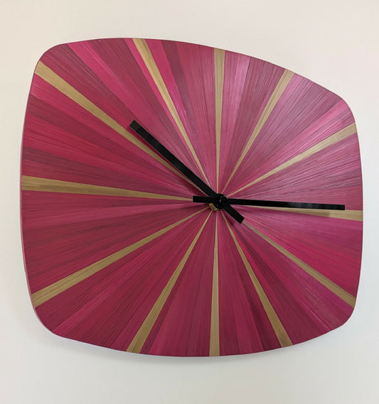 Horloge murale forme Vintage avec Marqueterie de paille bordeaux et dorée