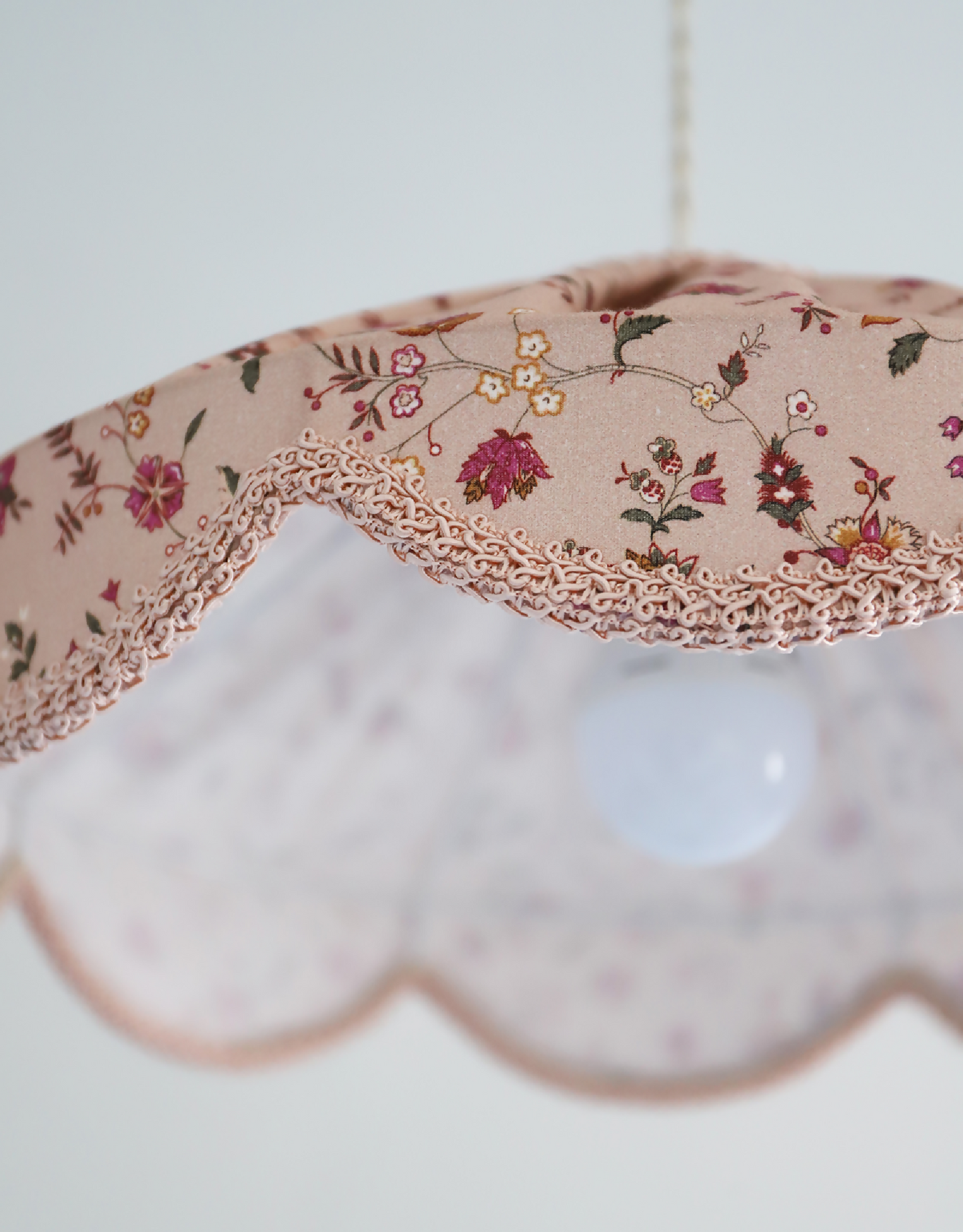 Suspension "Cosette" en Tissu Floral Jaipur Flowers - Abat-jour Festonné Style Vintage Made in France