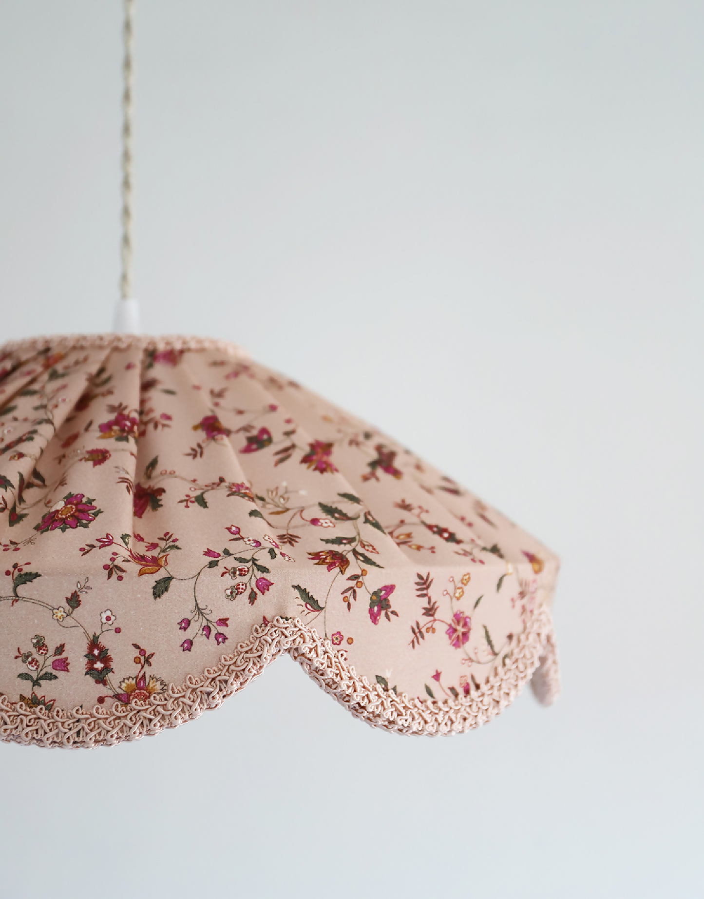 Suspension "Cosette" en Tissu Floral Jaipur Flowers - Abat-jour Festonné Style Vintage Made in France