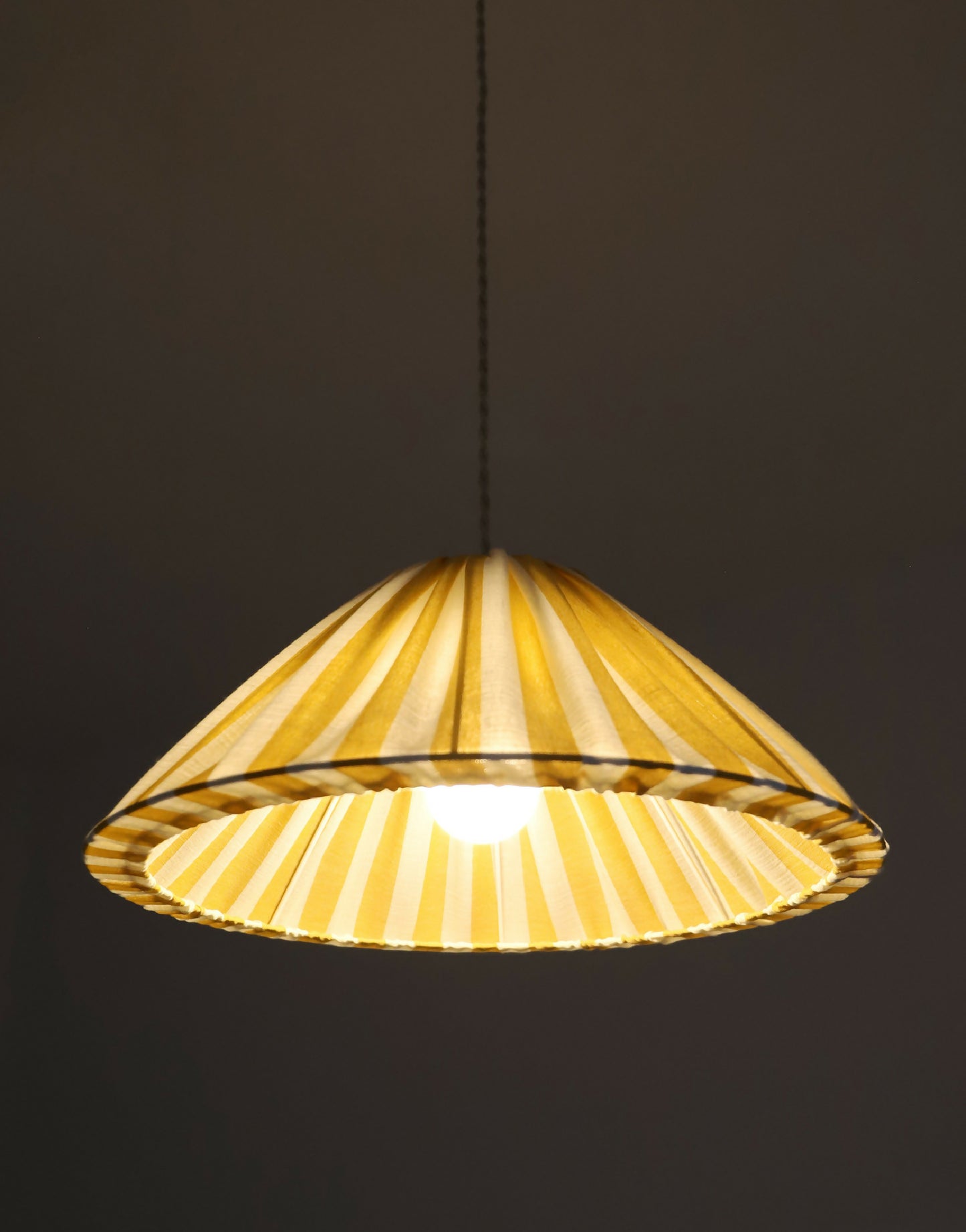 Suspension conique rayée Malala : luminaire graphique et chaleureux, made in France