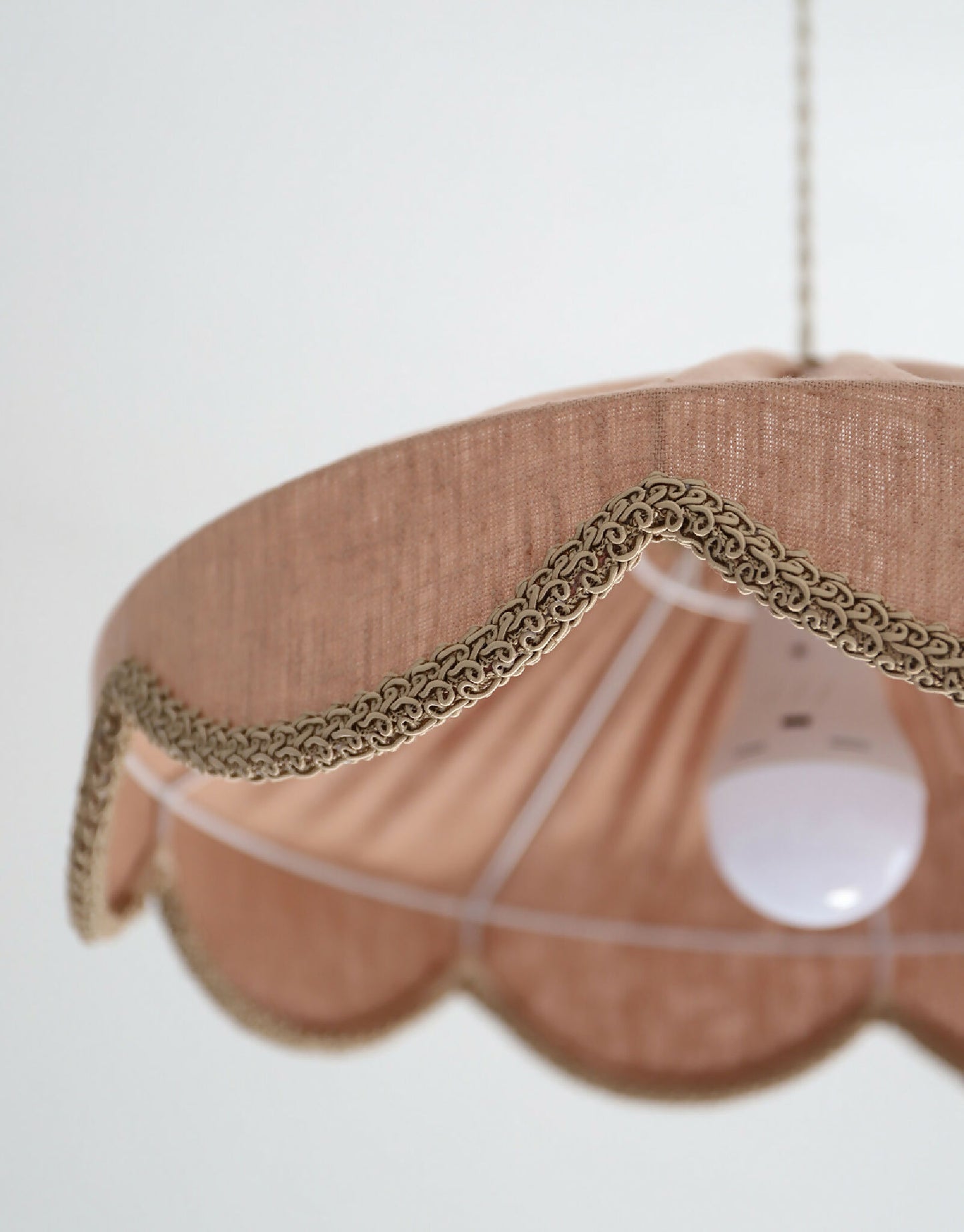 Suspension "Cosette" en Tissu Uni Lin Classic Linen - Abat-jour Festonné Style Vintage Made in France