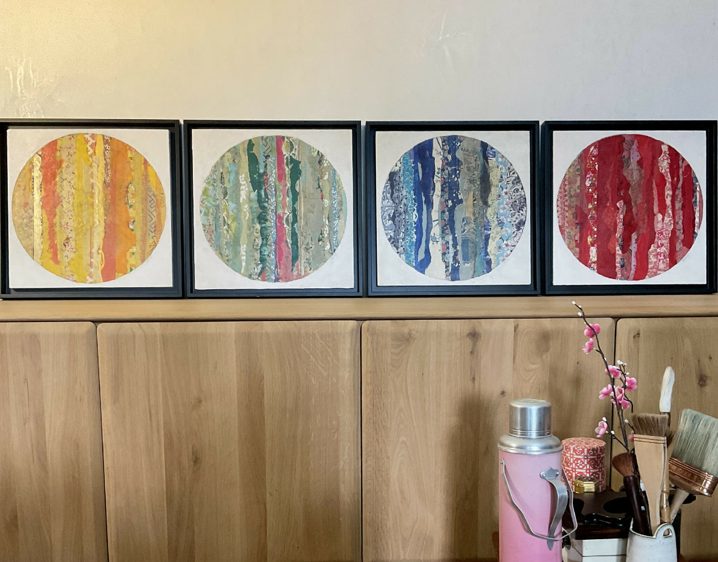 Ensemble de 4 collages sur bois ronds encadrés, tons indigo et multicolores