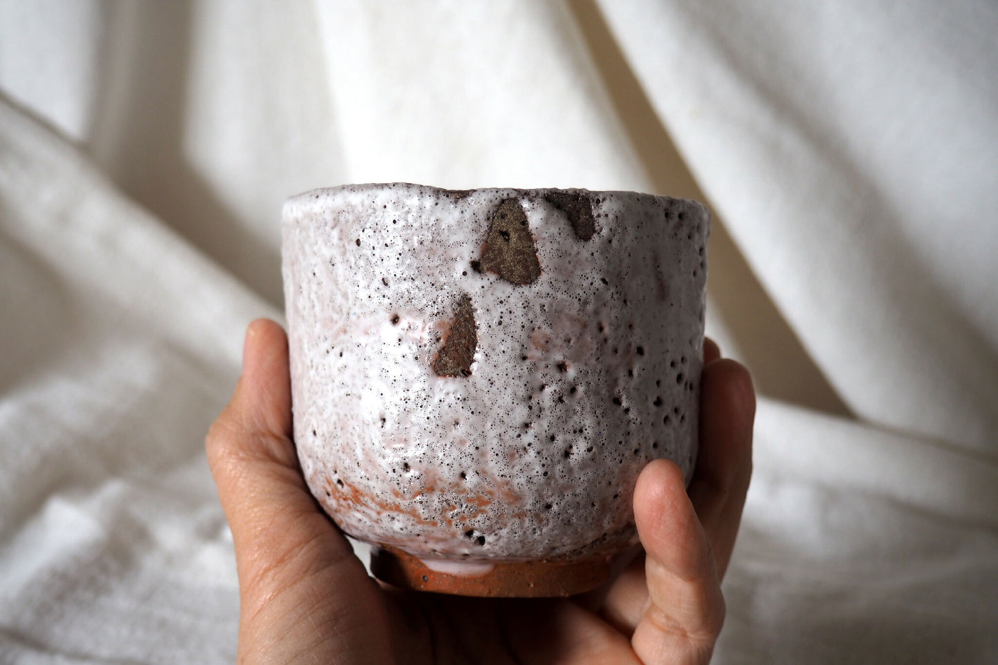Tasse en faïence texturée