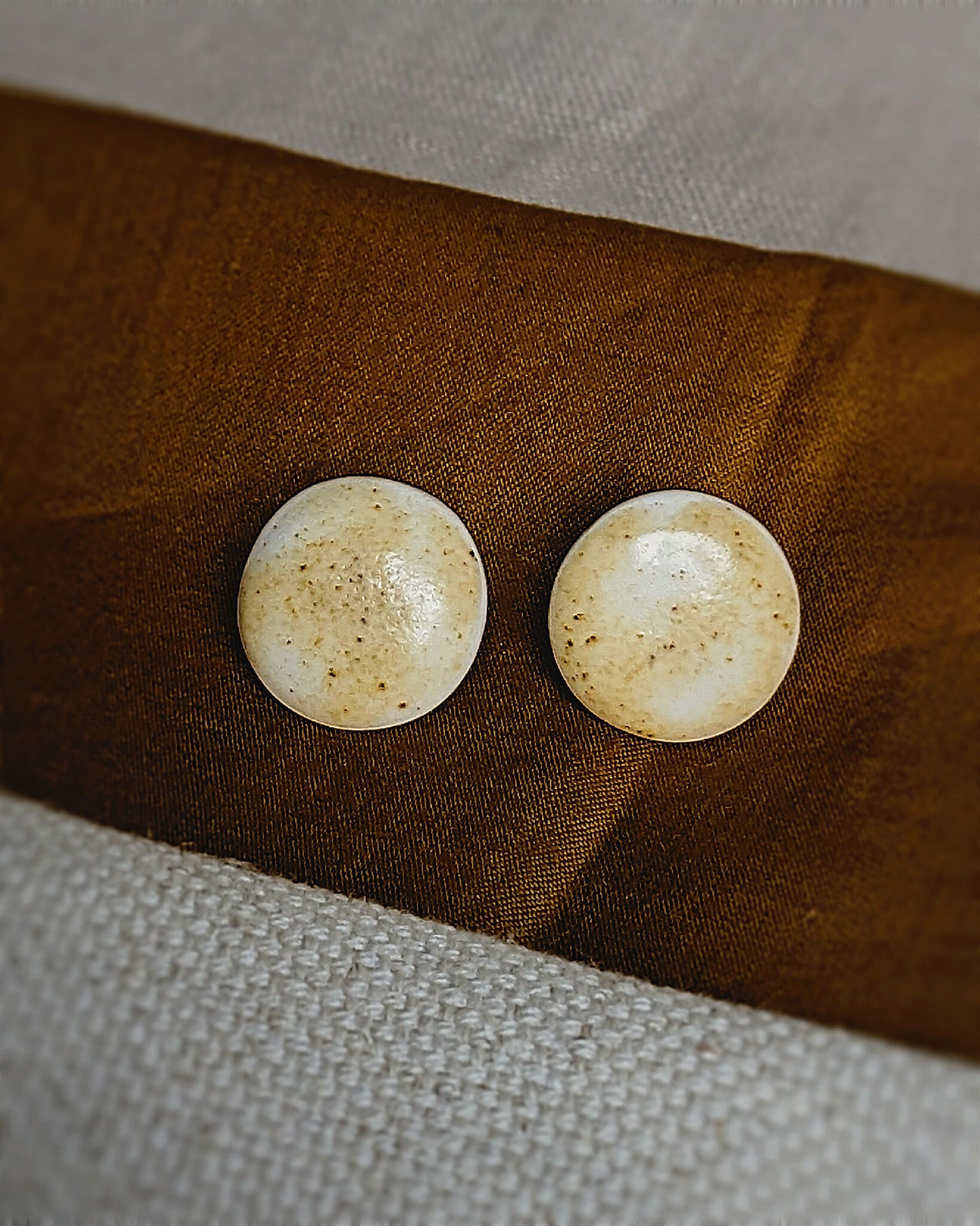 Boucles d’oreilles puces “Amaya” en porcelaine et argent 925