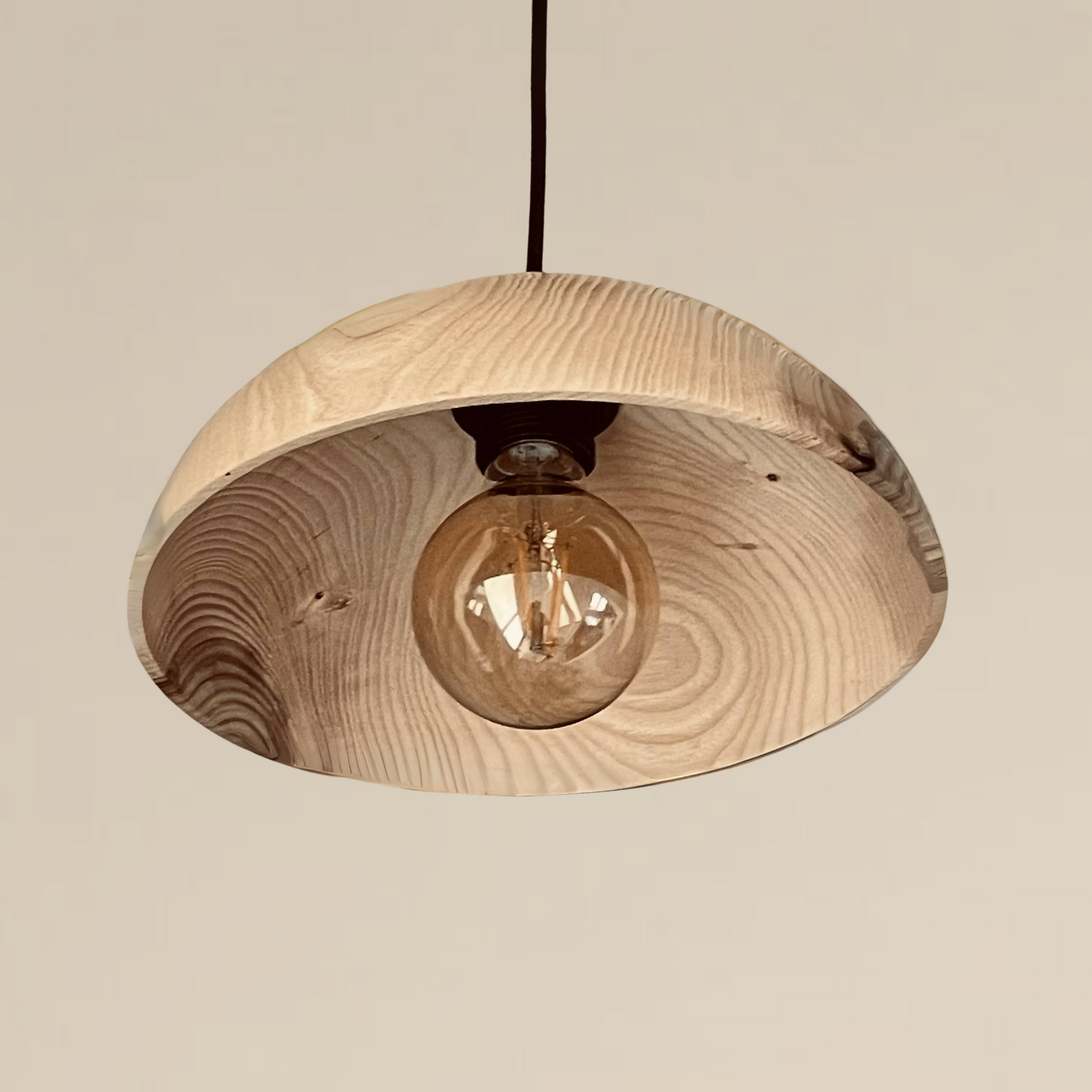 Luminaire artisanal en bois fait main par un artisan français