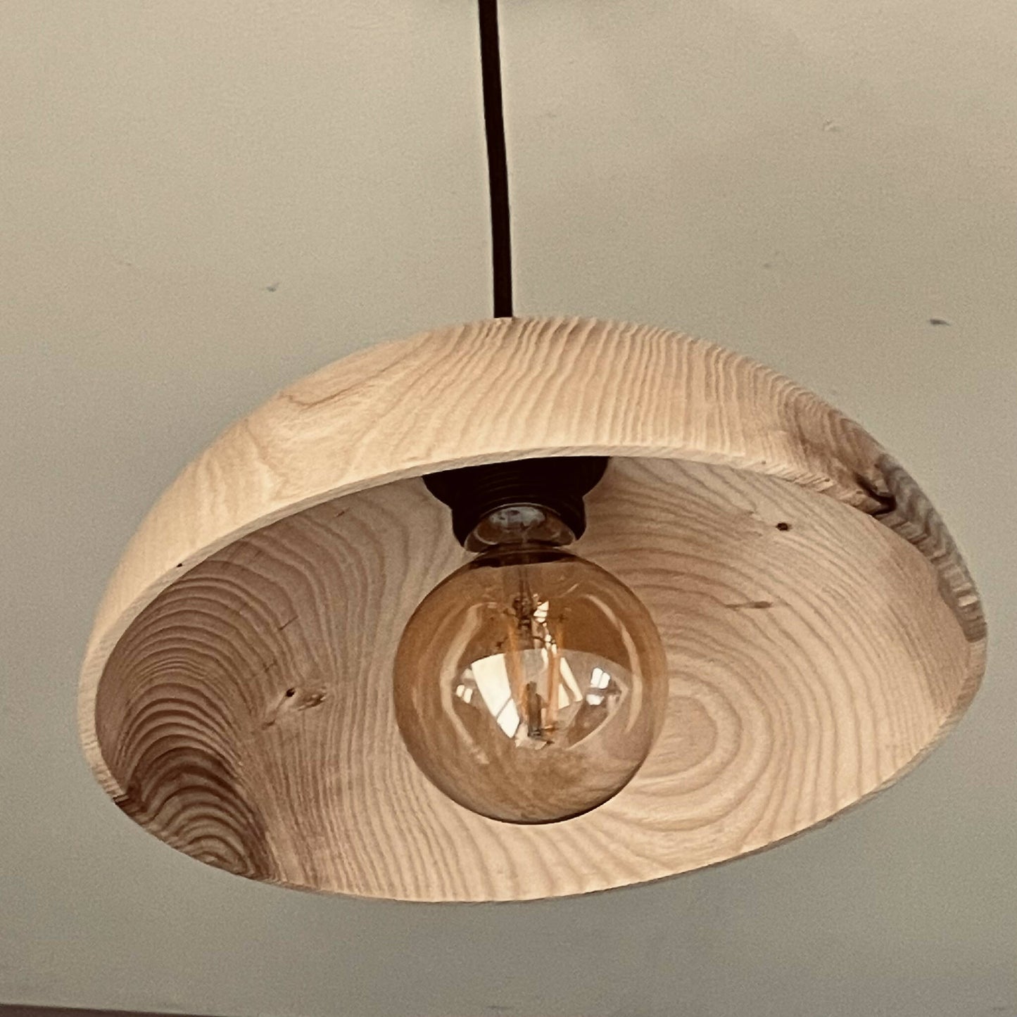 Luminaire artisanal en bois fait main par un artisan français