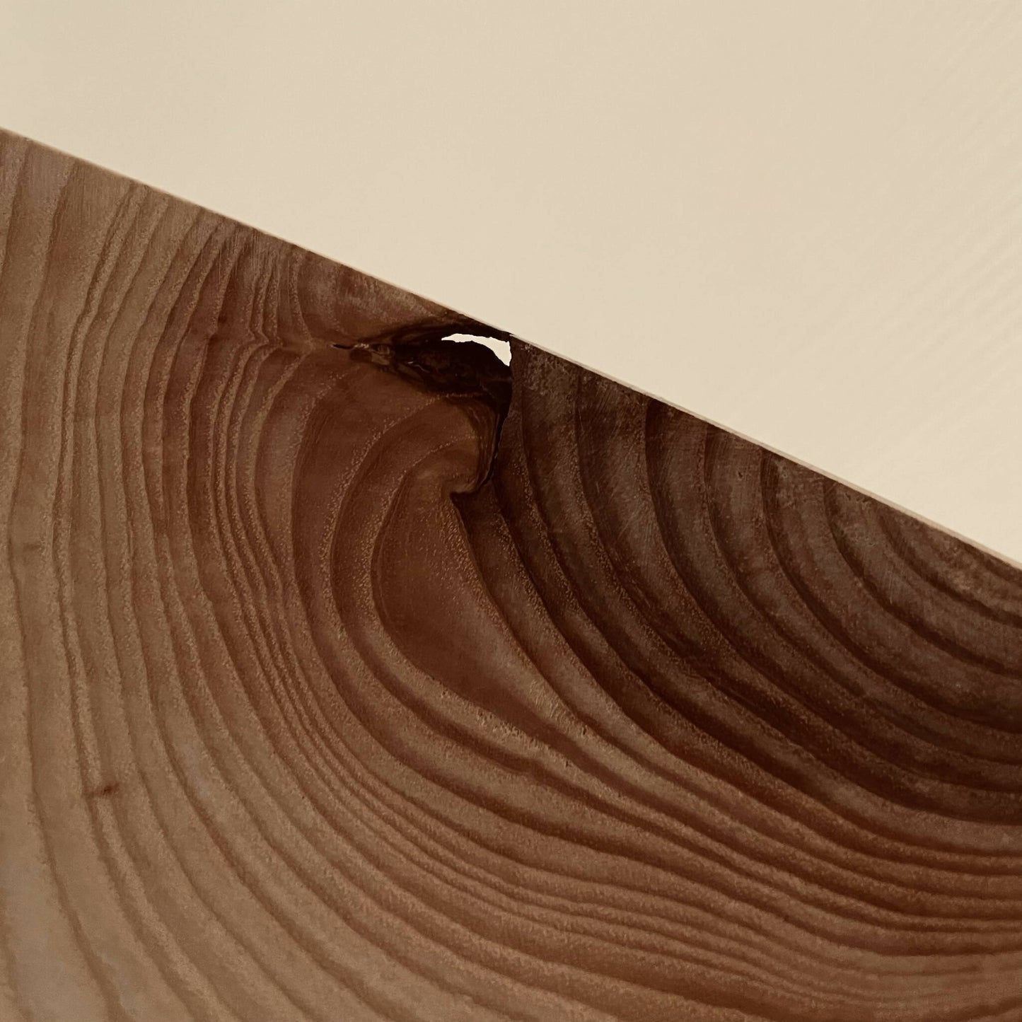 Luminaire artisanal en bois fait main par un artisan français