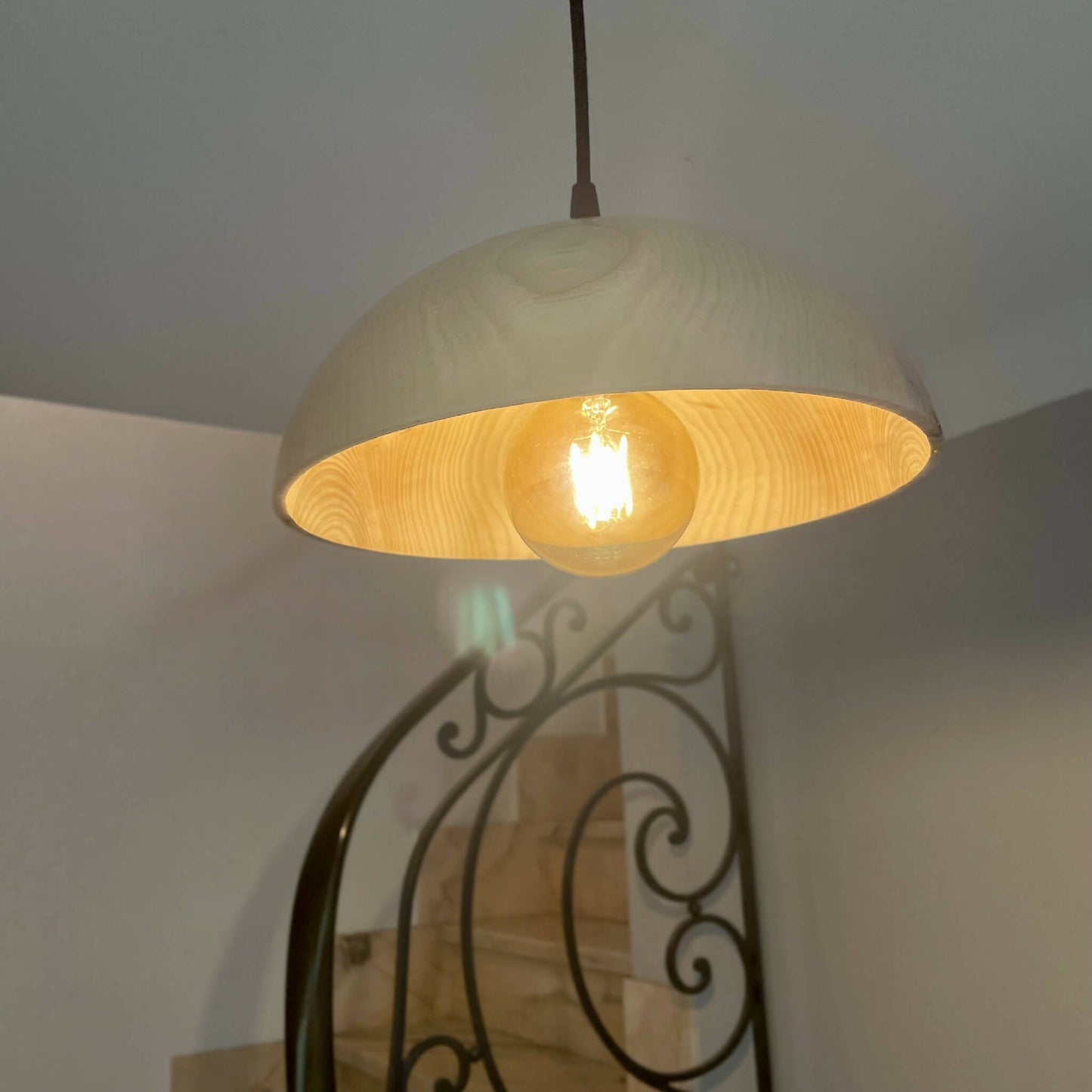 Luminaire artisanal en bois fait main par un artisan français