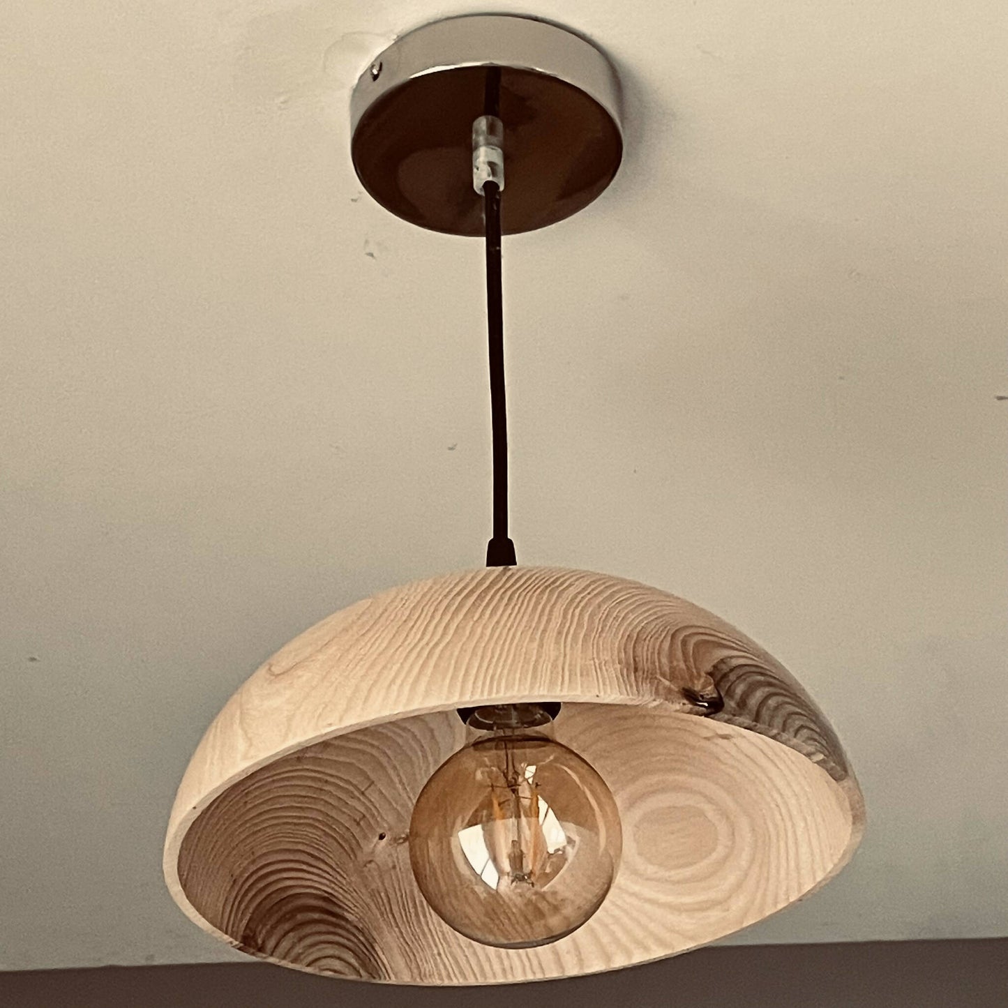 Luminaire artisanal en bois fait main par un artisan français