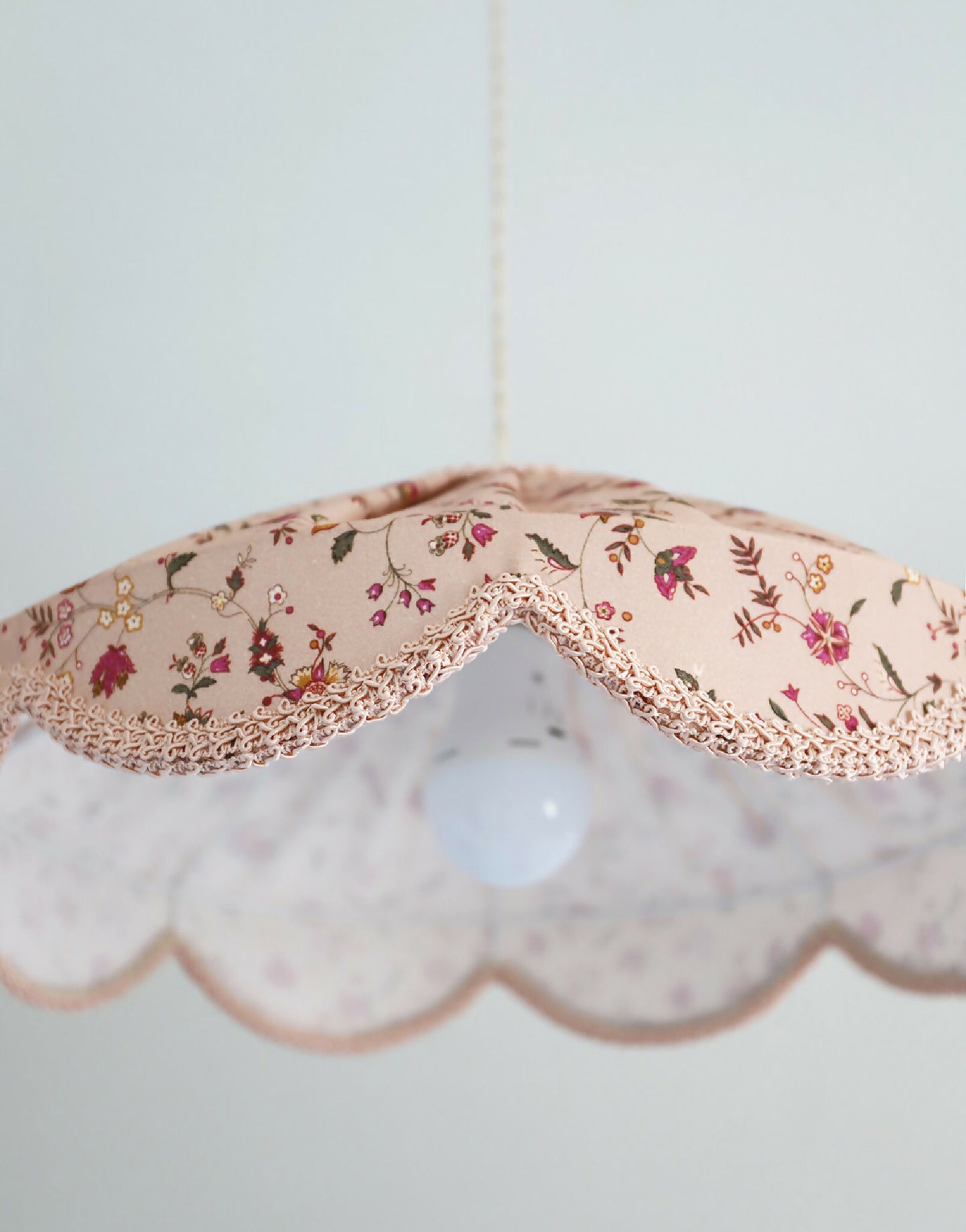 Suspension "Cosette" en Tissu Floral Jaipur Flowers - Abat-jour Festonné Style Vintage Made in France