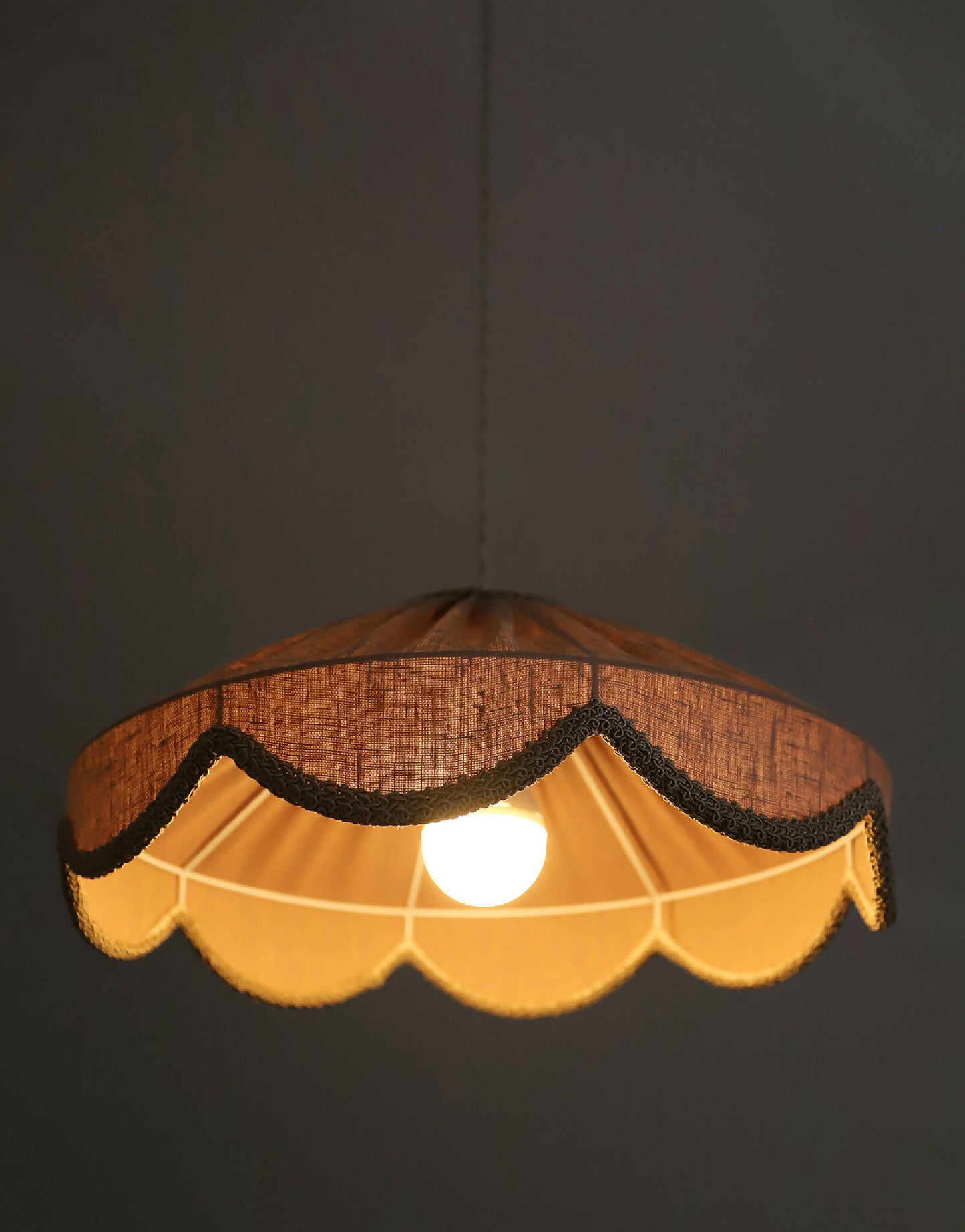 Suspension "Cosette" en Tissu Uni Lin Classic Linen - Abat-jour Festonné Style Vintage Made in France