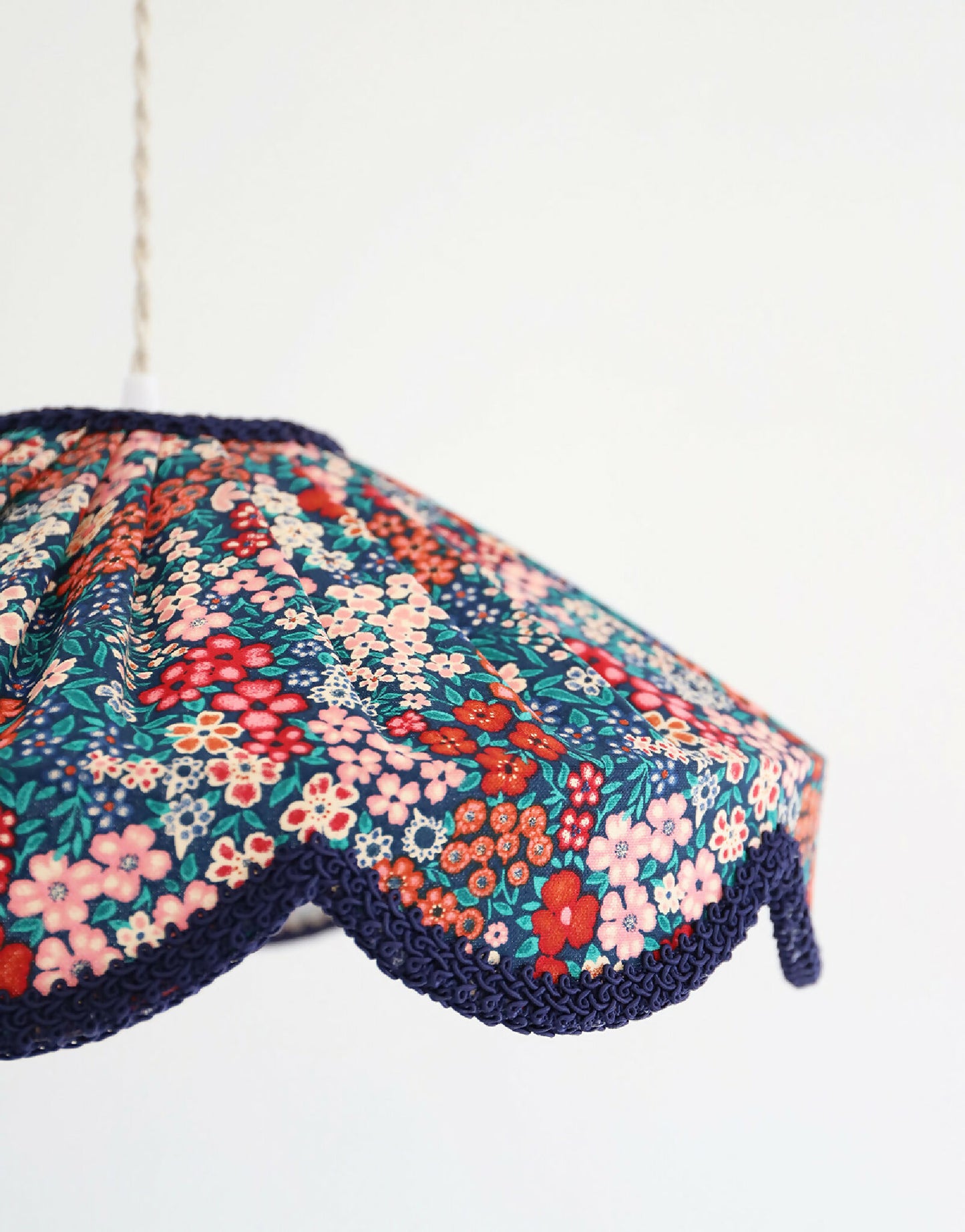 Suspension "Cosette" en Tissu Floral Mille Fleurs - Abat-jour Festonné Style Vintage Made in France