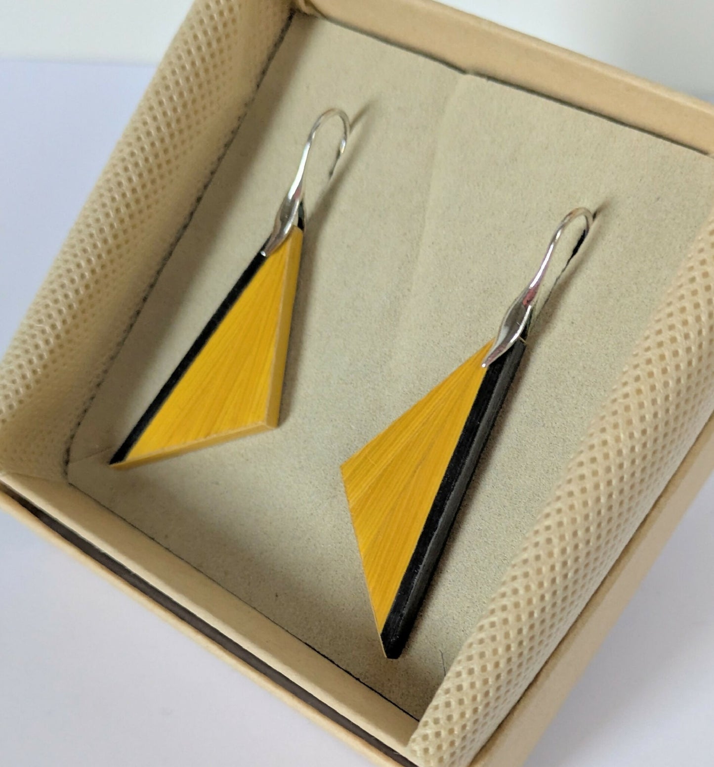 Boucles d'oreilles Triangulaires avec Marqueterie de Paille Jaune et Gris Anthracite - crochets argent 925