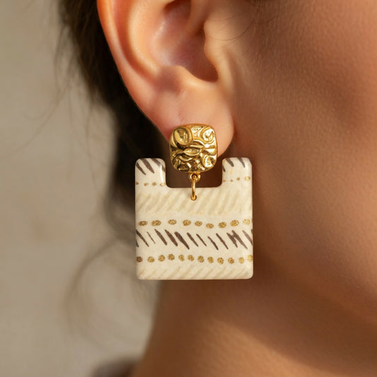 Écru & Or — boucles carrées évidées · hachures anthracite & pointillés dorés · clous martelés · fait main France 🇫🇷