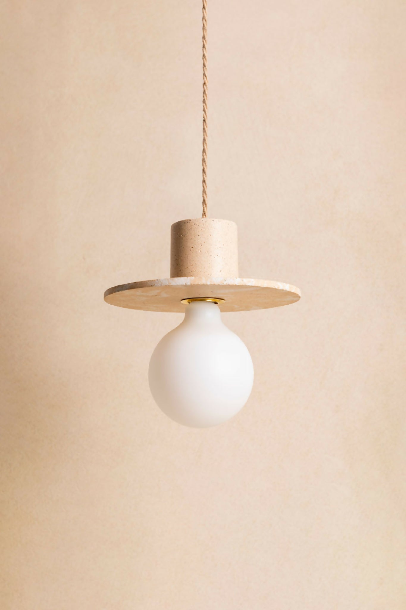 Luminaire en béton, Suspension, plafonnier réalisé à la main par des artisans français.
