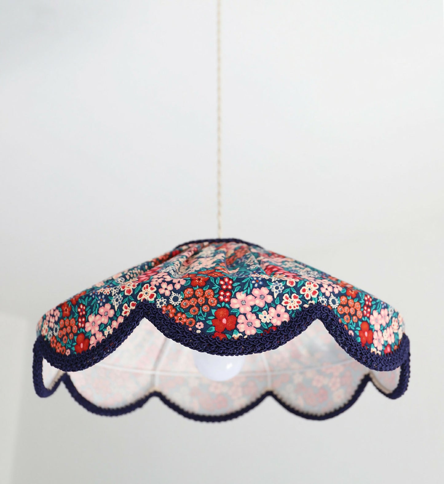 Suspension "Cosette" en Tissu Floral Mille Fleurs - Abat-jour Festonné Style Vintage Made in France