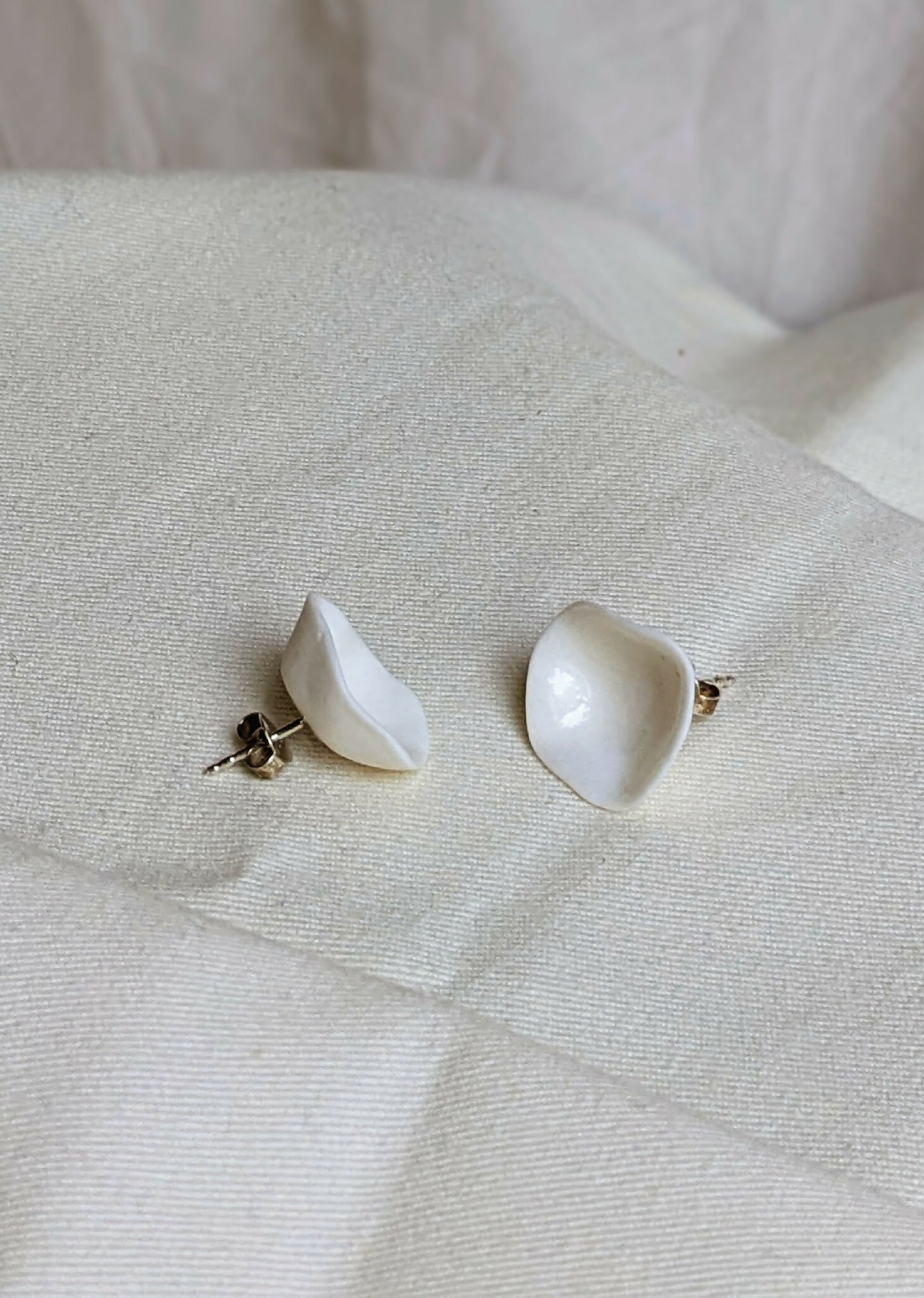 Boucles d’oreilles puces “Élise” en porcelaine et argent 925