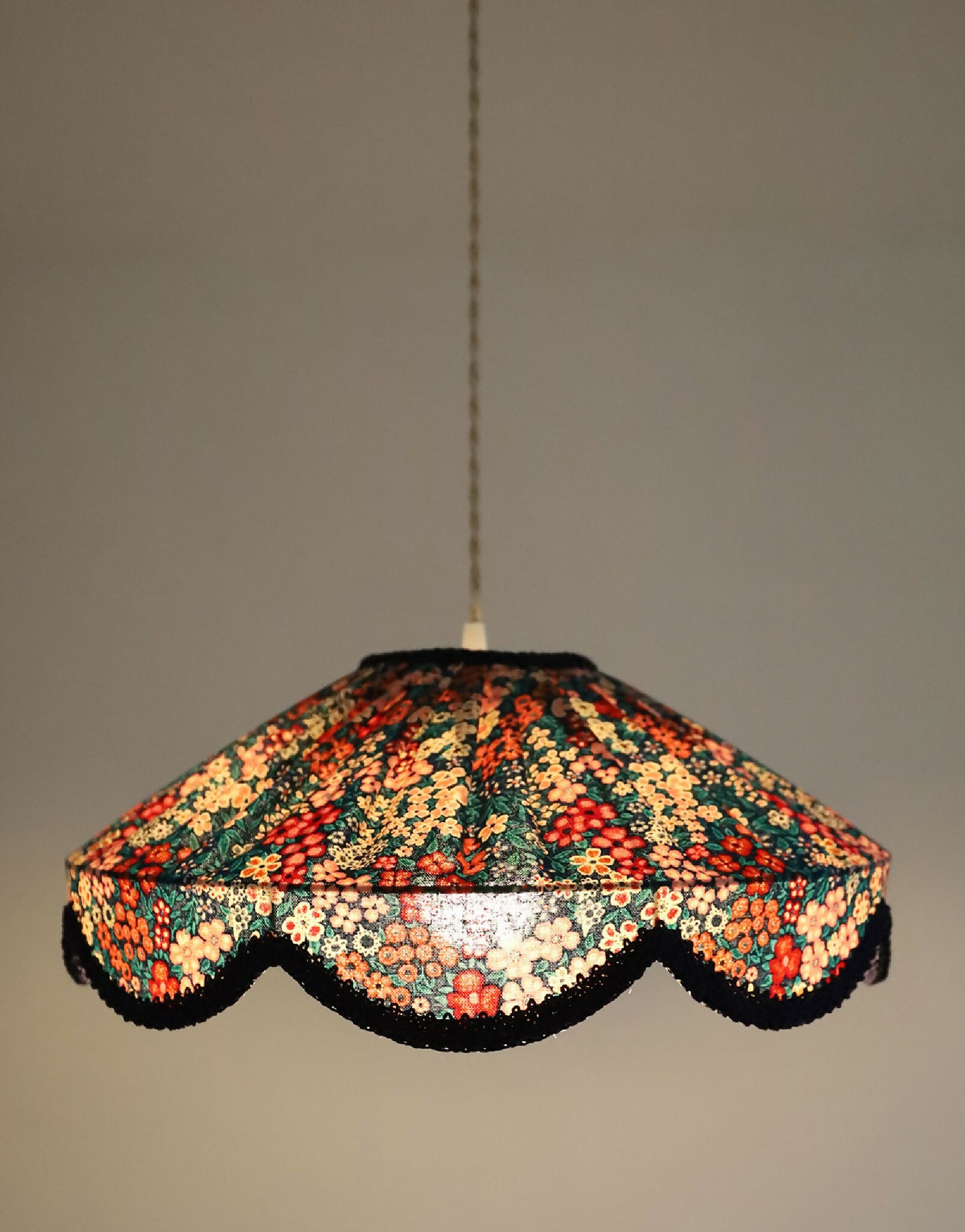 Suspension "Cosette" en Tissu Floral Mille Fleurs - Abat-jour Festonné Style Vintage Made in France