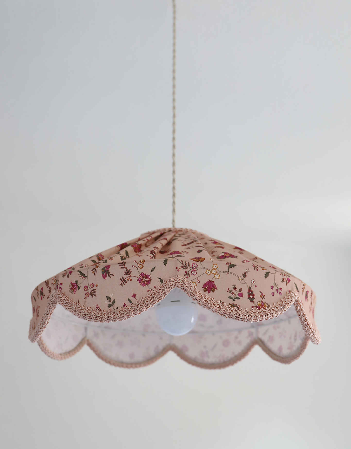 Suspension "Cosette" en Tissu Floral Jaipur Flowers - Abat-jour Festonné Style Vintage Made in France