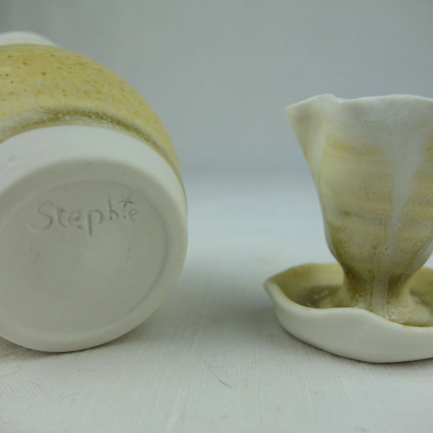 Vase en céramique jaune pâle, face arrière marquée “Stephi…”, avec col et intérieur vert