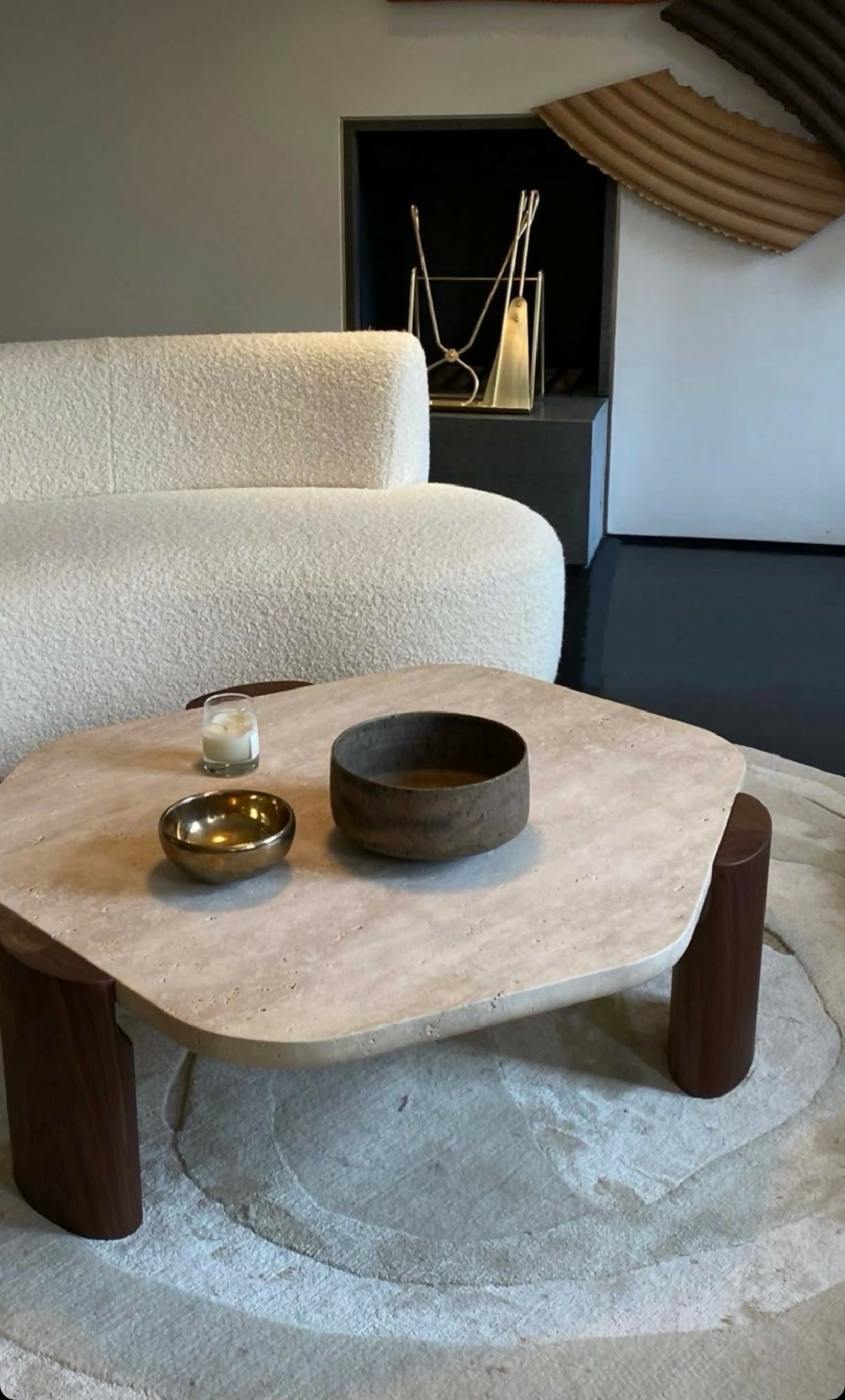 Table basse en travertin & pieds en bois de noyer