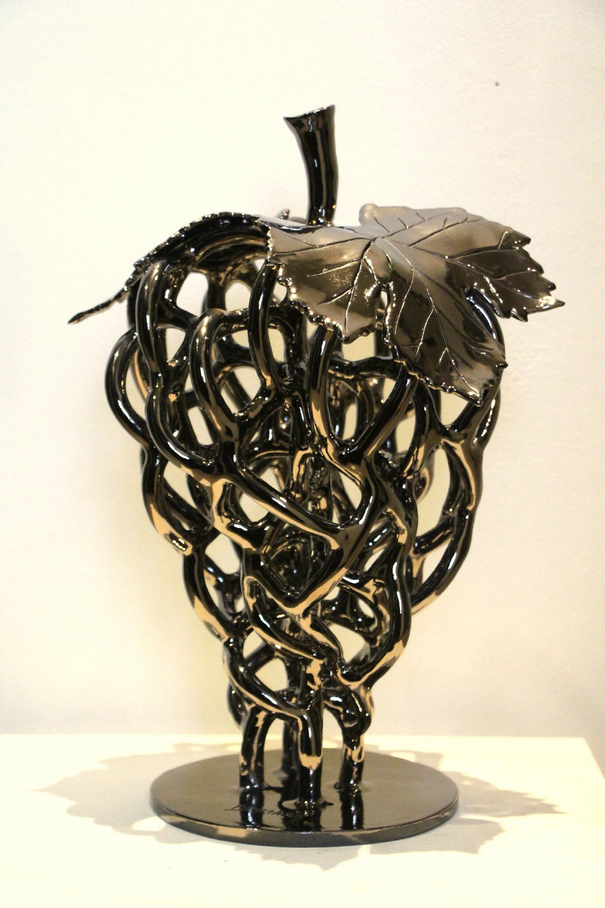 Sculpture décorative en métal chromé en forme de tête animale, vue de face