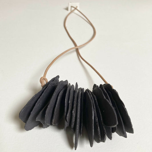 Collier cristaux de porcelaine noire