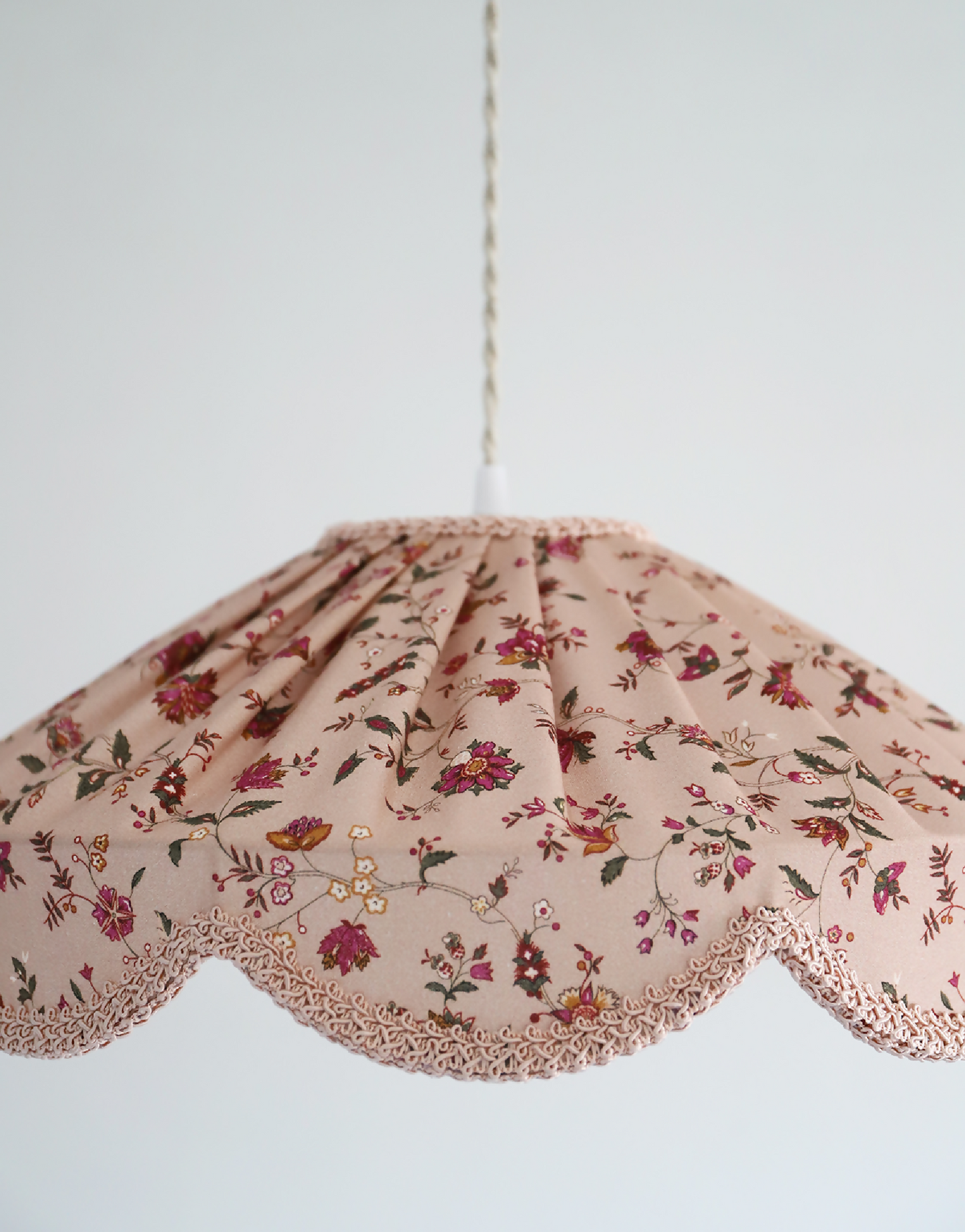 Suspension "Cosette" en Tissu Floral Jaipur Flowers - Abat-jour Festonné Style Vintage Made in France