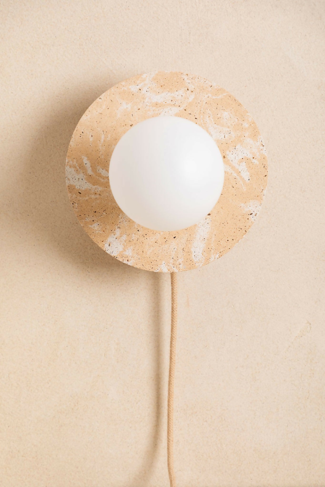Luminaire en béton, applique murale réalisée à la main par des artisans français.