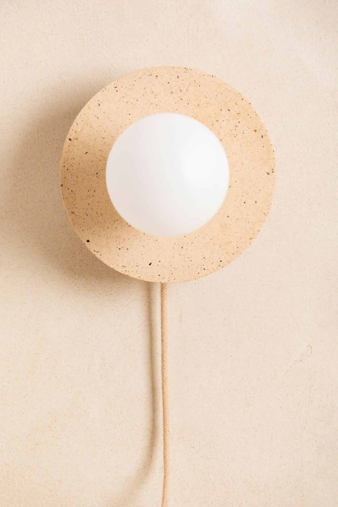 Luminaire en béton, applique murale réalisée à la main par des artisans français.