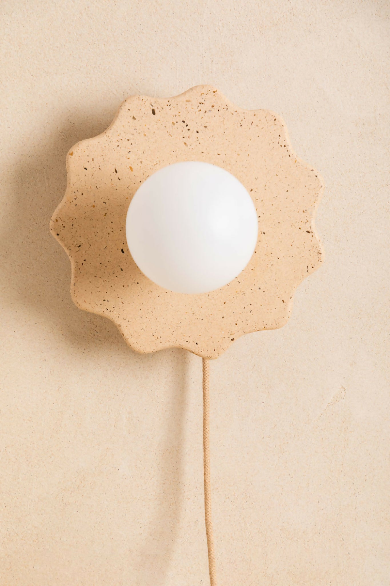 Luminaire en béton, applique murale réalisée à la main par des artisans français.