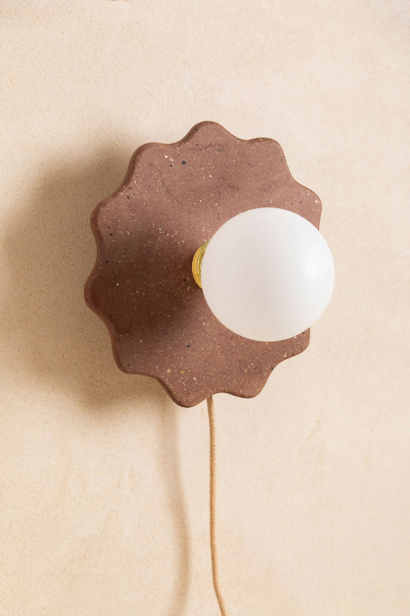 Luminaire en béton, applique murale réalisée à la main par des artisans français.