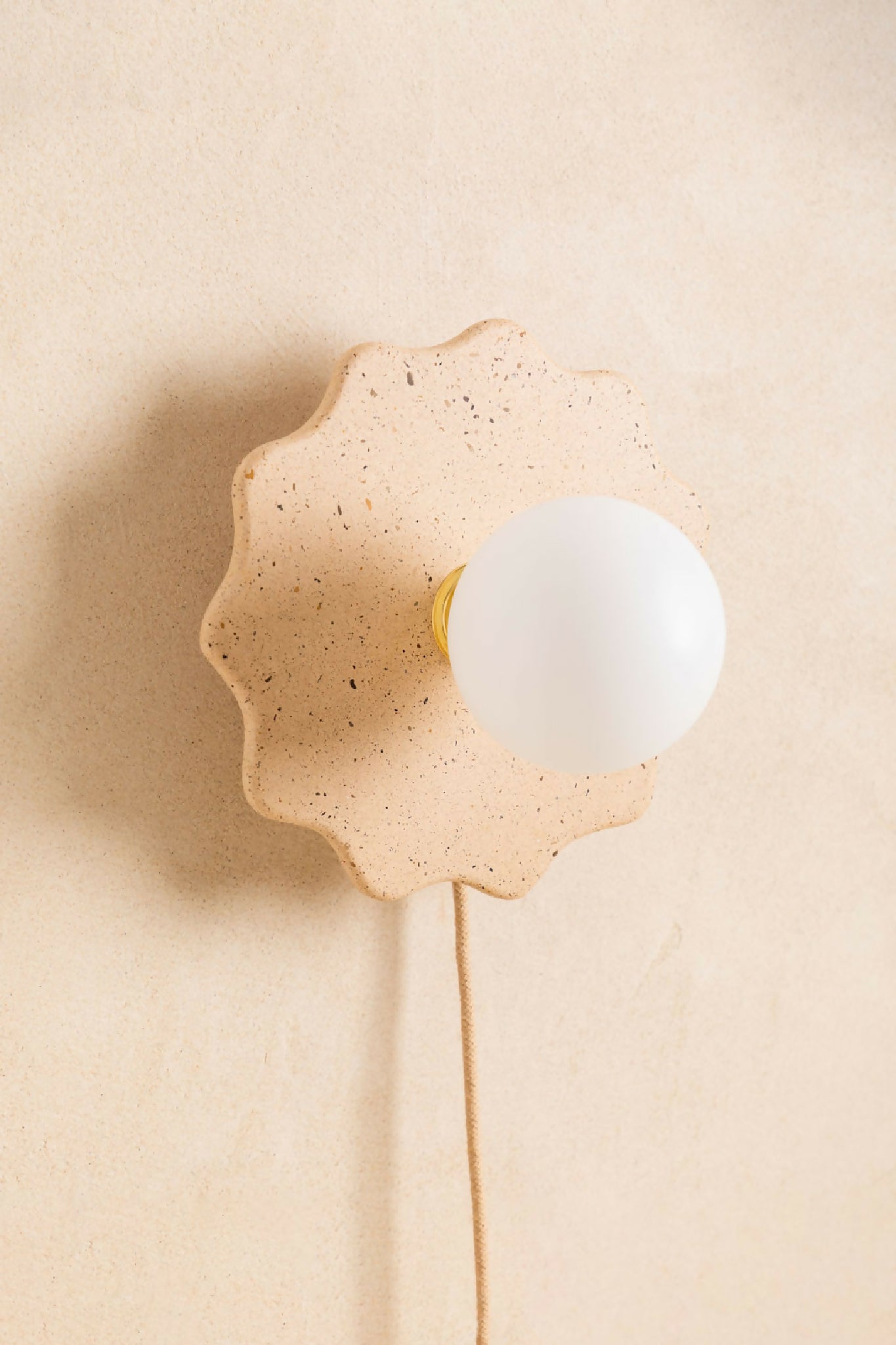 Luminaire en béton, applique murale réalisée à la main par des artisans français.