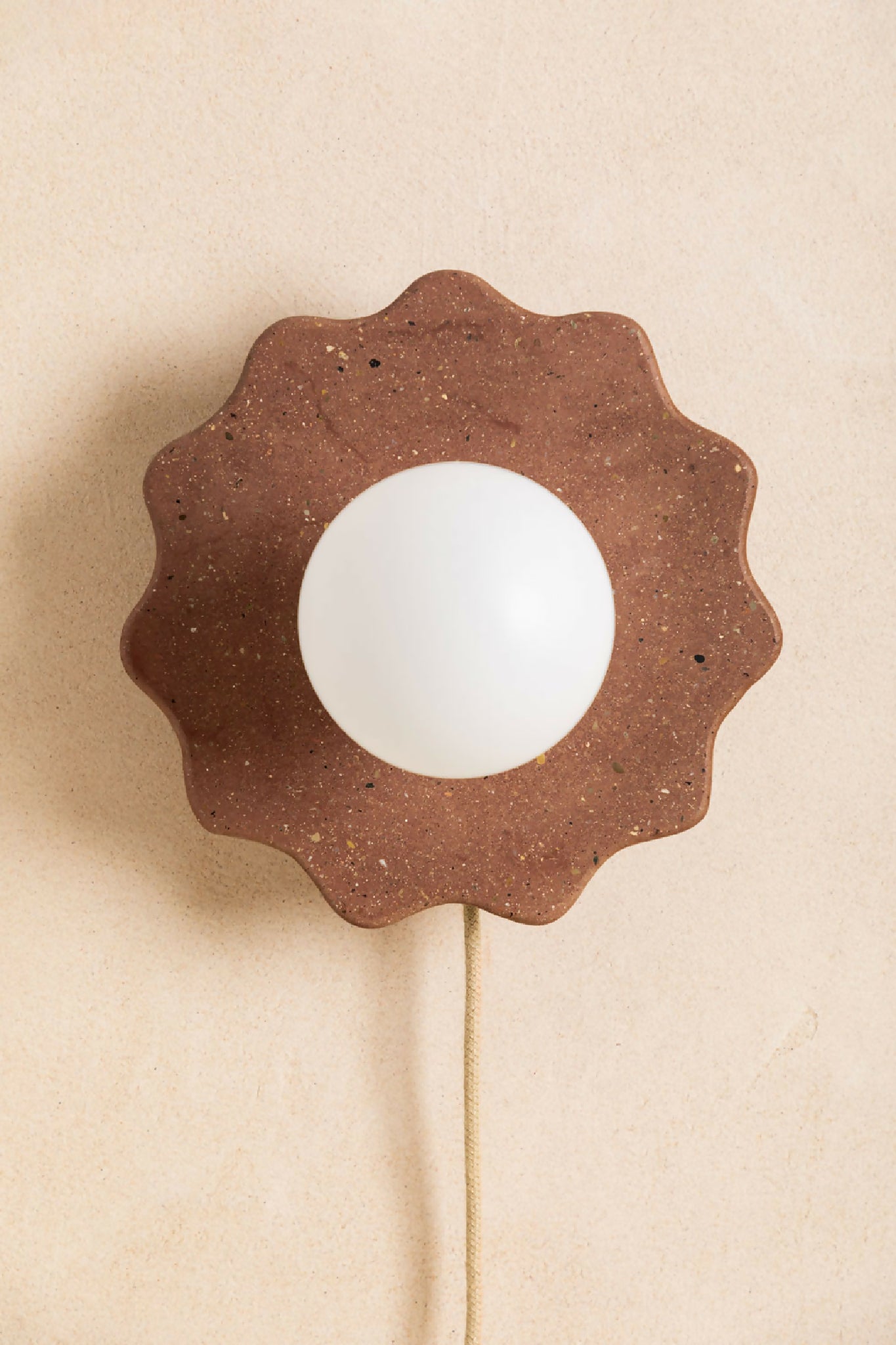Luminaire en béton, applique murale réalisée à la main par des artisans français.