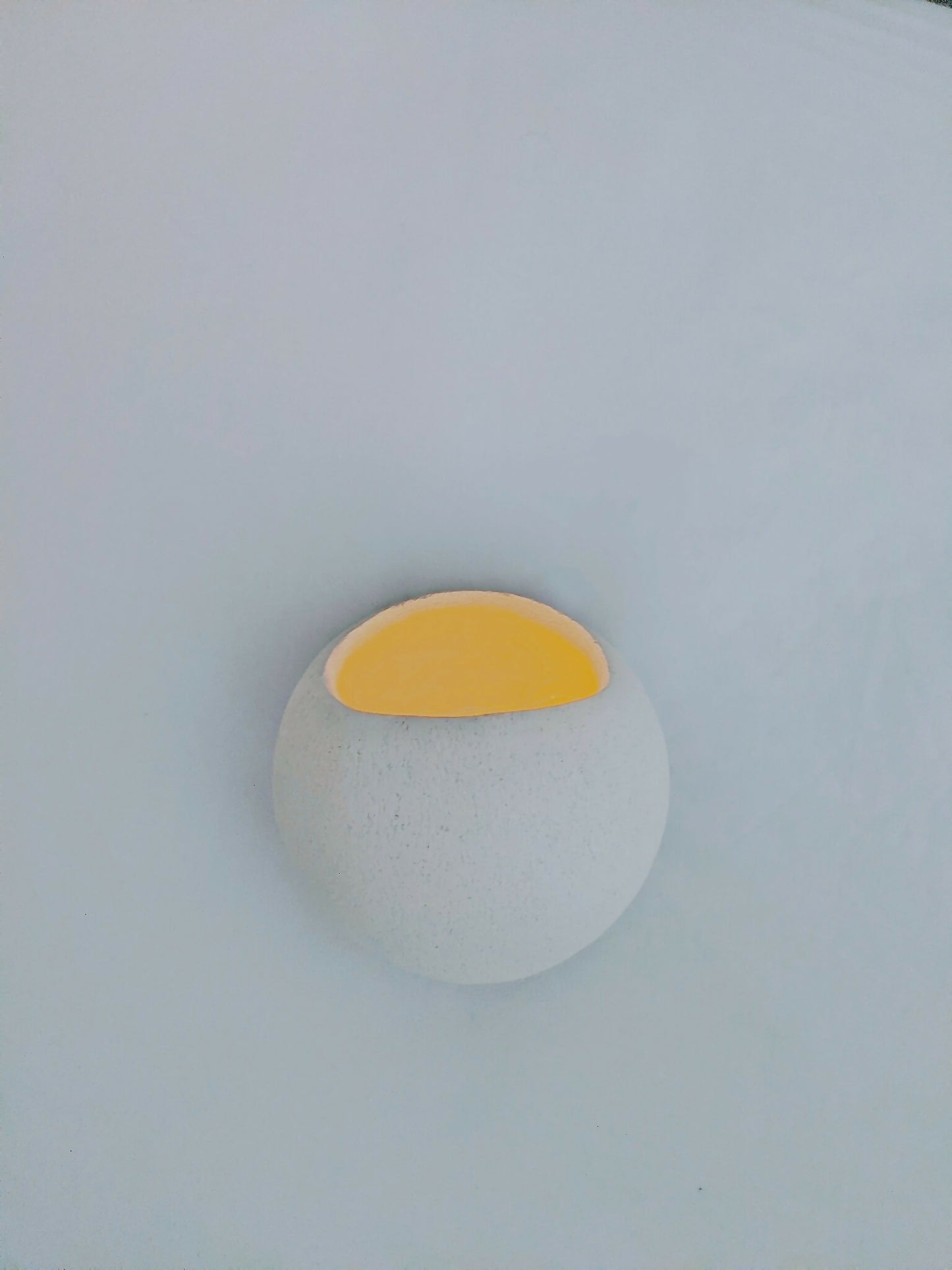 Appliqué en céramique en forme de bulle blanche, intérieur jaune orangé.